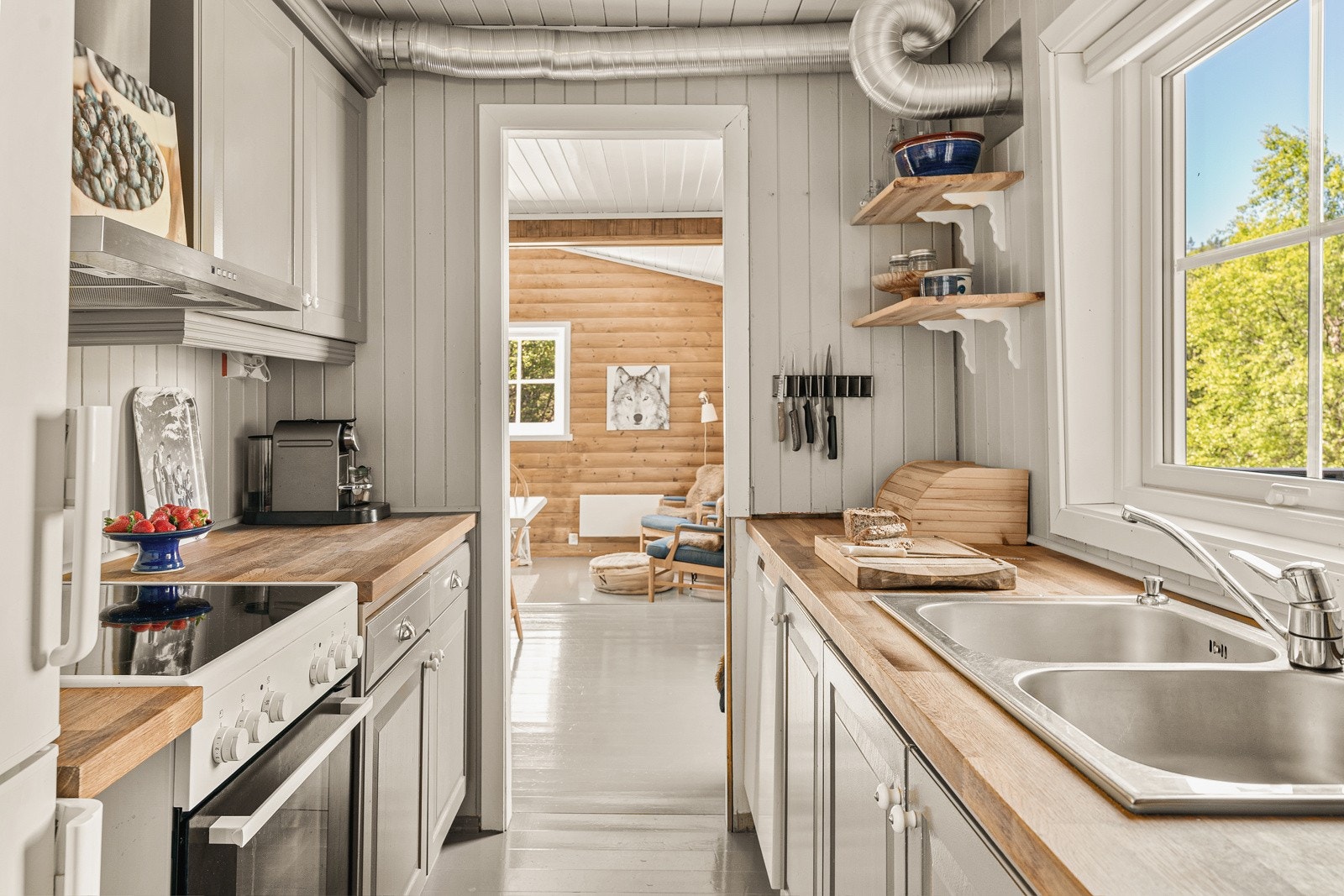 Kos dere meg matlaging til synet av tronarvingene som leker i hagen Galleribilde