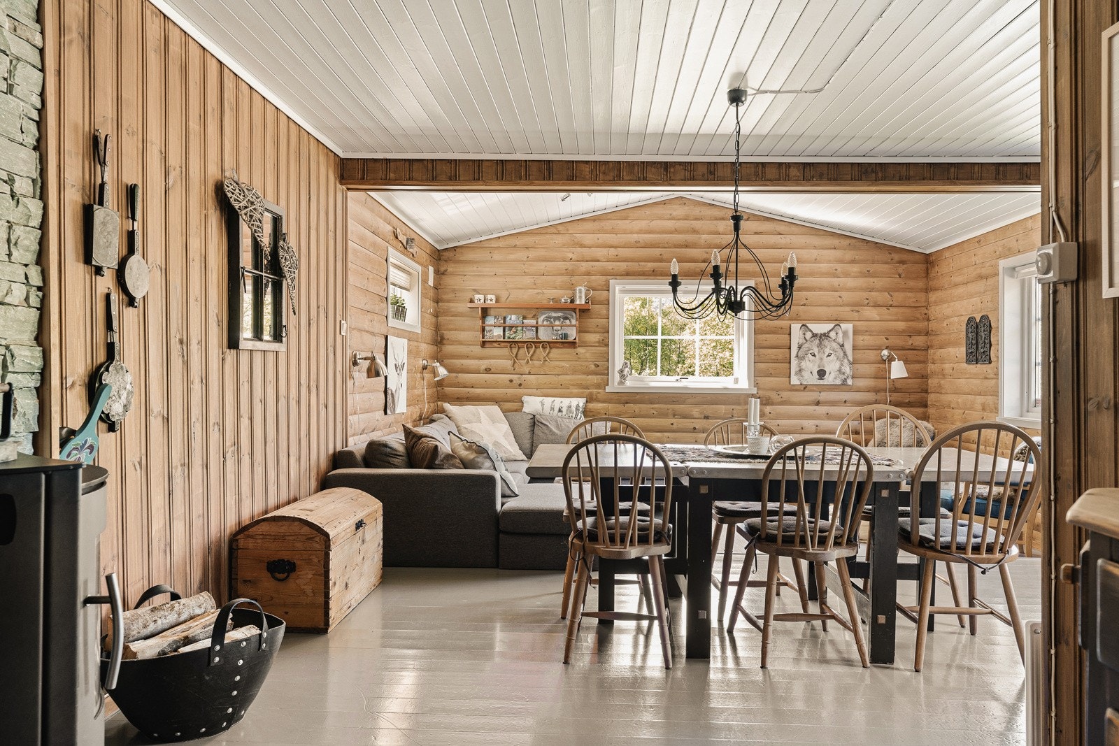 Her kan både familie og hyttenaboer nyte middagen i hyggelig selskap Galleribilde