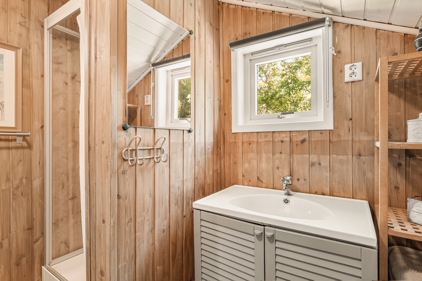 Toalett, servant og vaskemaskin i den andre delen av baderommet Galleribilde