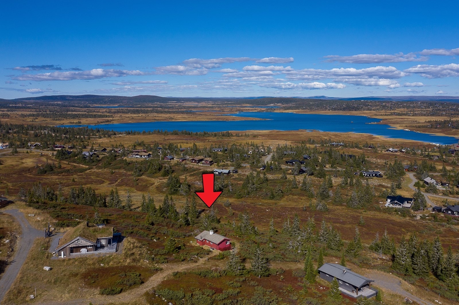 Hytta ligger flott til i terrenget. Dette er et perfekt utgangspunkt for turer og aktiviteter, sommer som vinter. Galleribilde