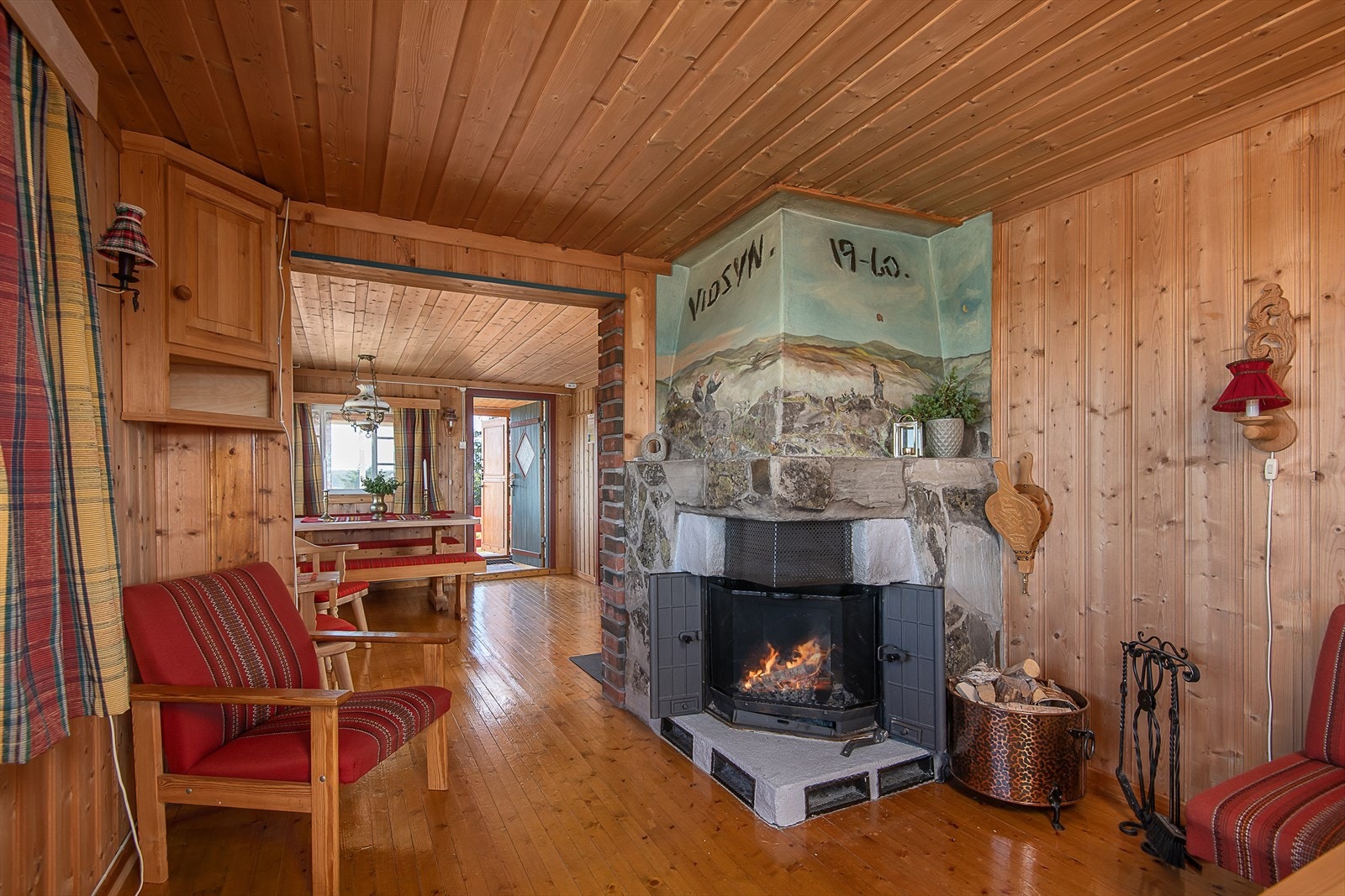 Peis med innsats i stue. Dekorert av lokal kunstner. Galleribilde