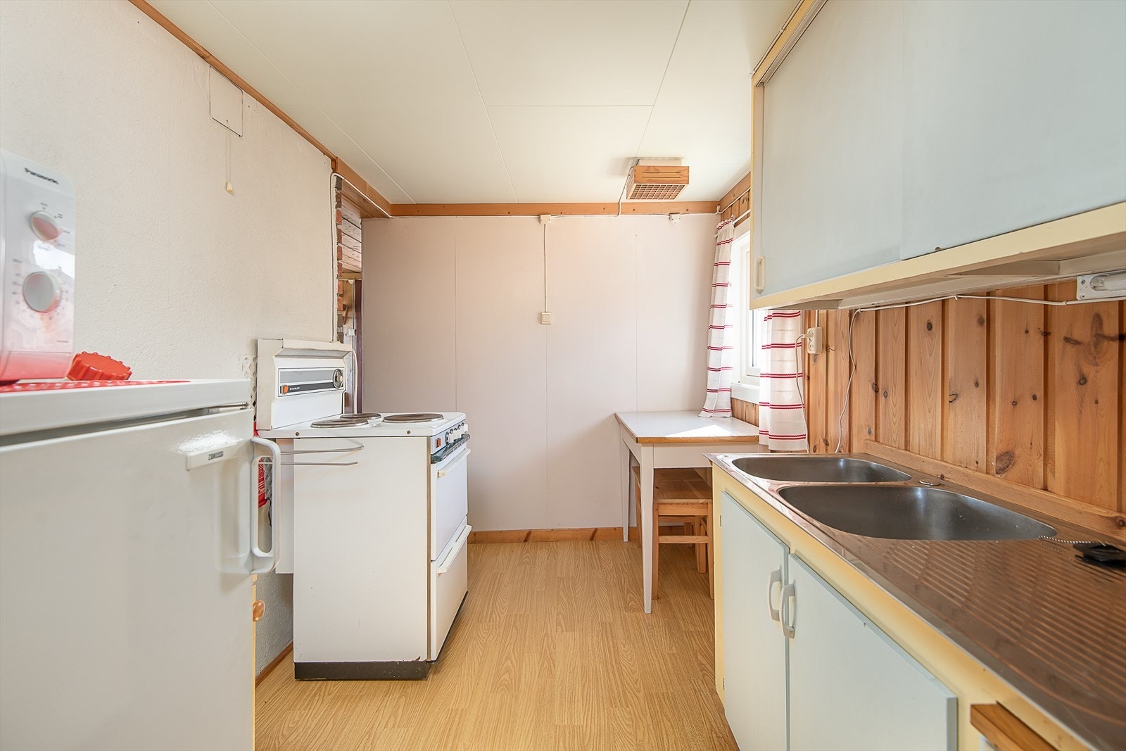 På kjøkkenet er det også plass til et lite kjøkkenbord. Galleribilde