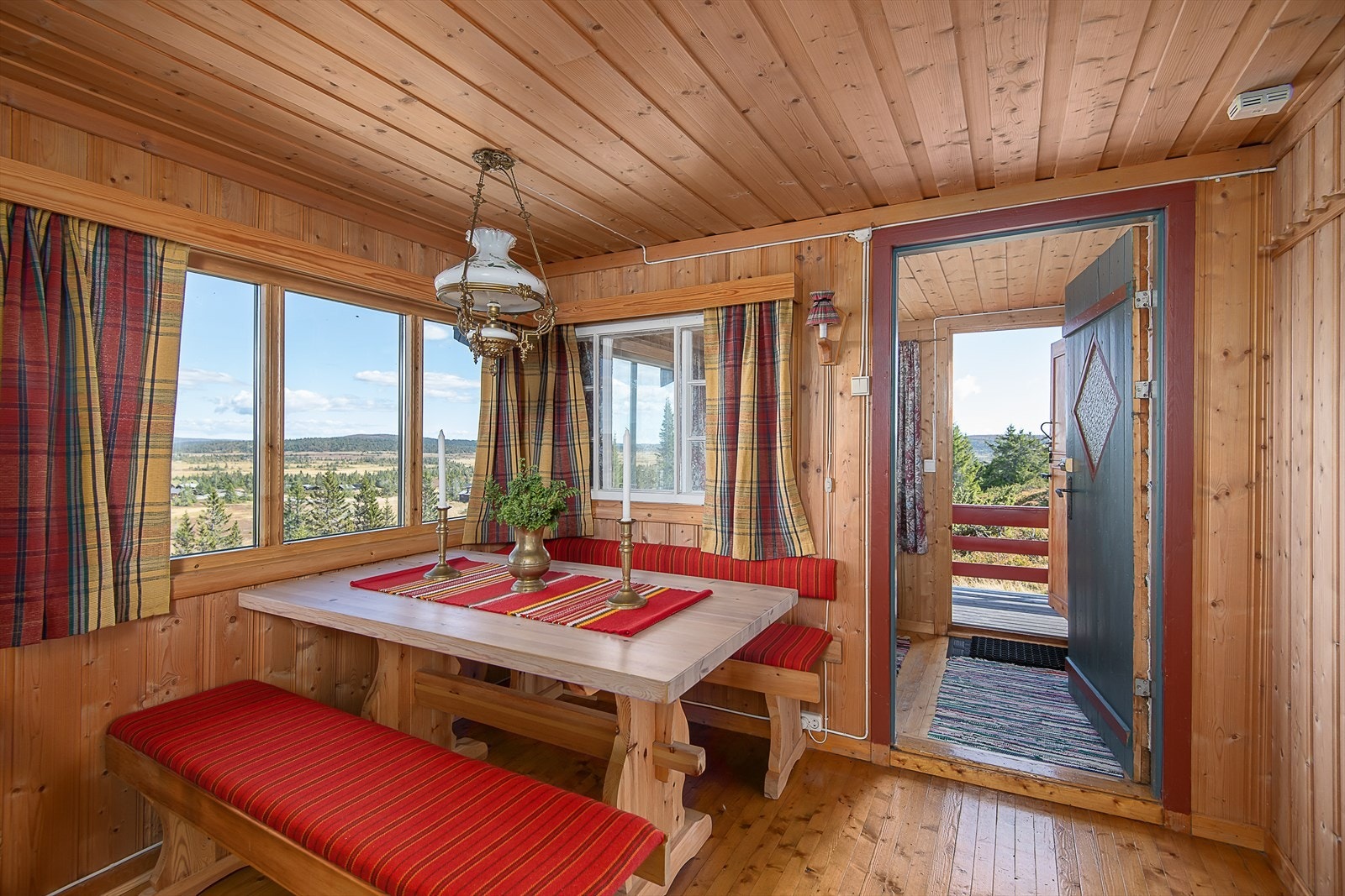 Det er adkomst inn i hytta via en vinterhage. Galleribilde