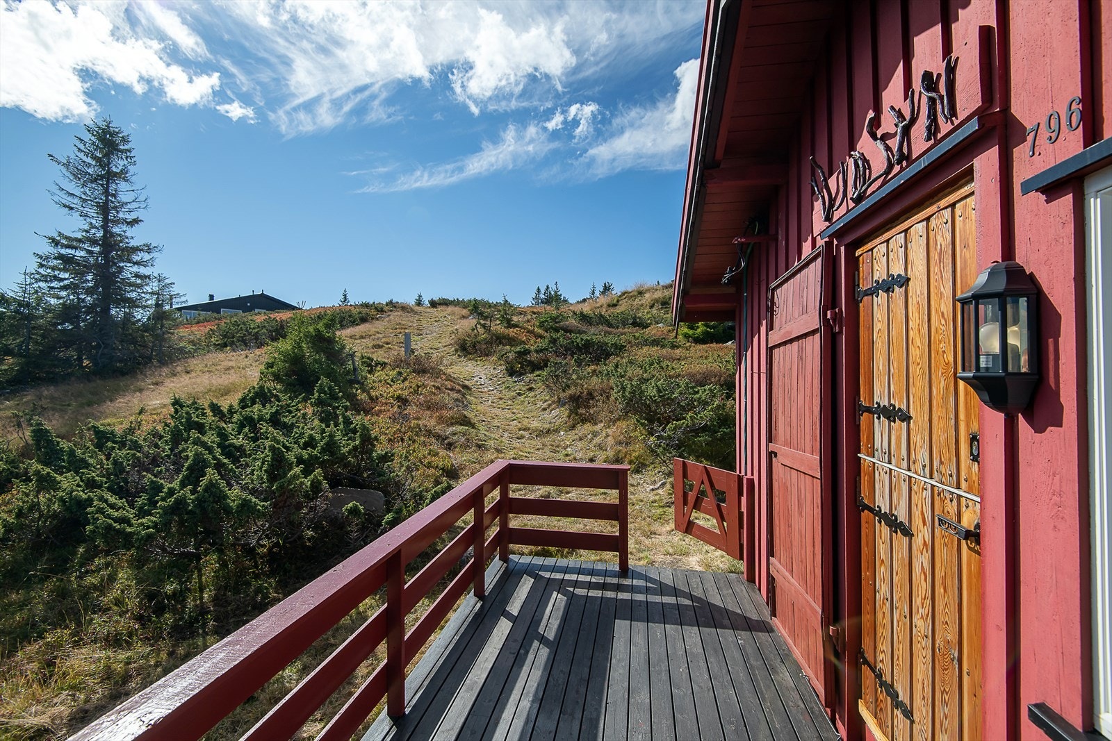 Det er gangsti ned til hytta. Biloppstillingsplass ca 70 m unna. Evt opparbeidelse av vei må avklares med grunneier/kommune og utføres for kjøpers regning. Galleribilde