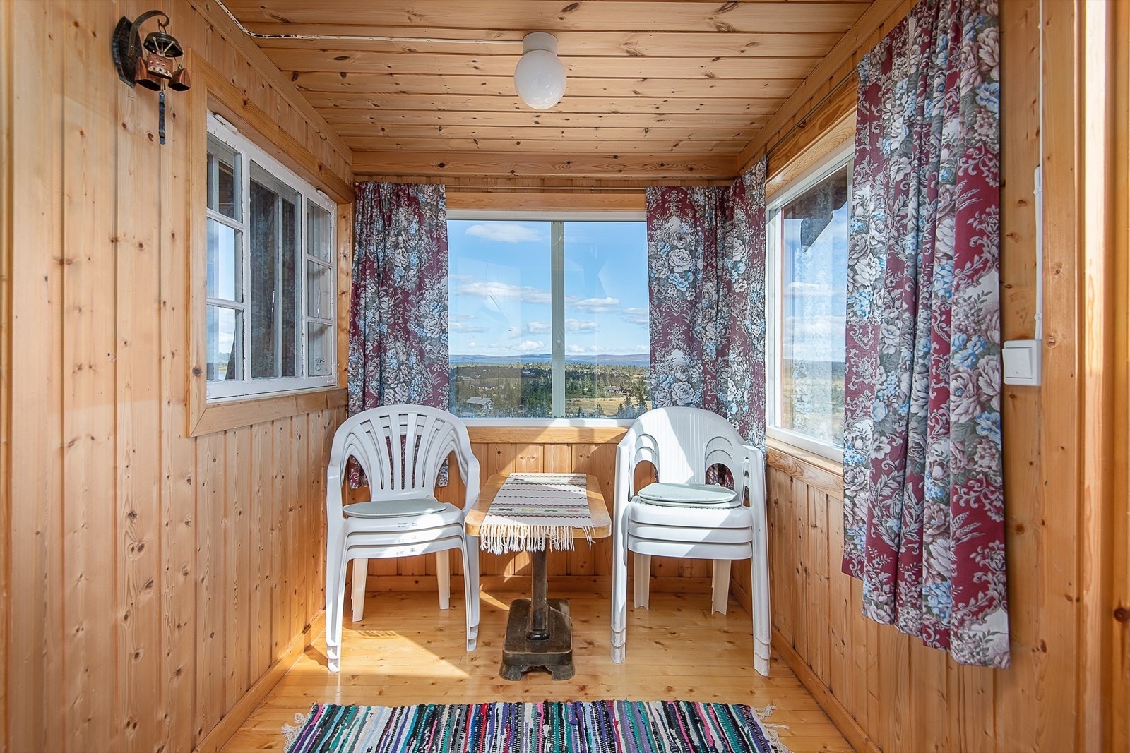 Lyst og hyggelig i vinterhagen/gangen. Rikelig med lys inn. Galleribilde