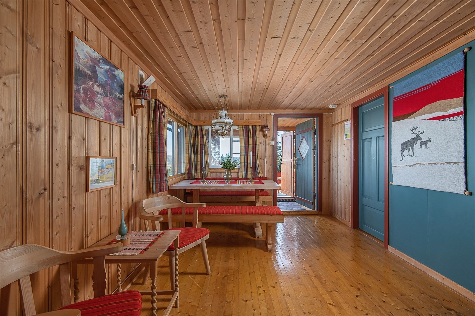 Tradisjonell hyttestil med tregulv og panelte vegger og himlinger. Galleribilde