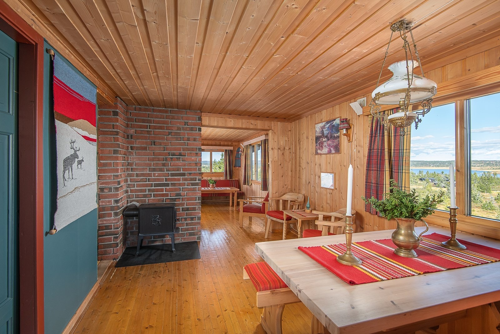 Det er relativt åpen løsning mellom spisestue og stue. Flott skue gjennom vinduene ved spisebordet. Galleribilde