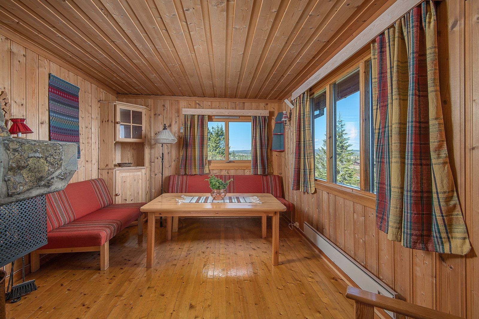 Det er rikelig med vindusflater i hytta, noe som både slipper inn rikelig med lys og ikke minst gir muligheten til å nyte utsikten. Galleribilde