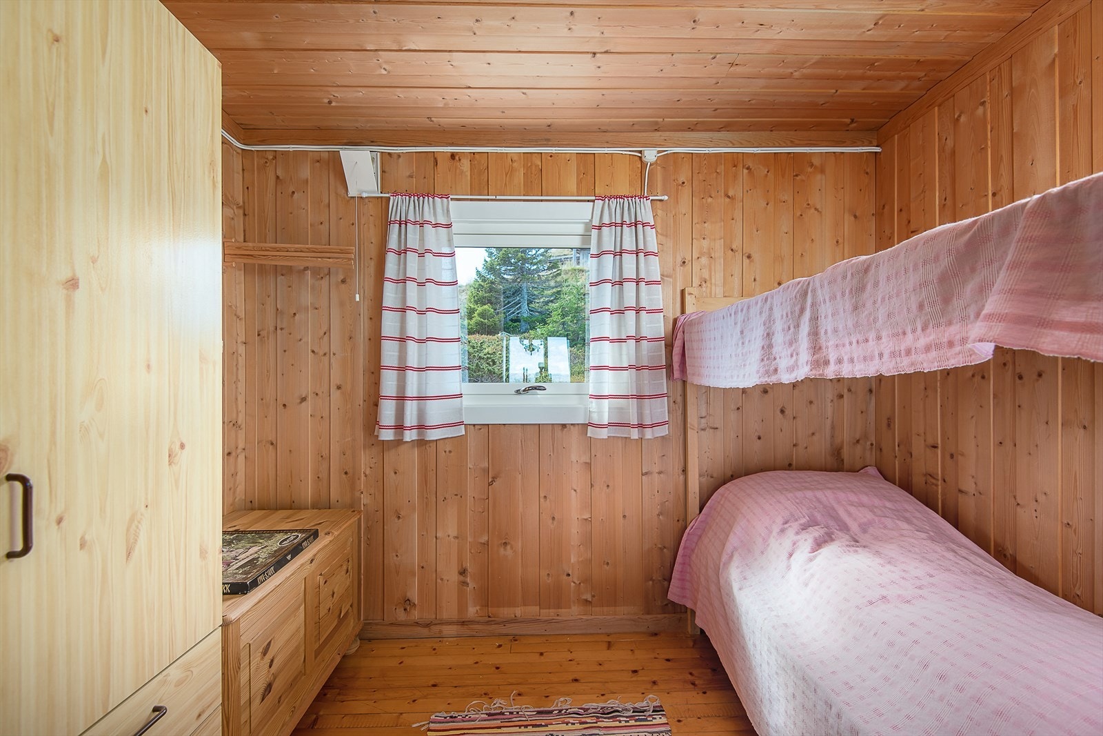 Soverom med plass til enkel køyeseng og oppbevaringsmøbel. Galleribilde