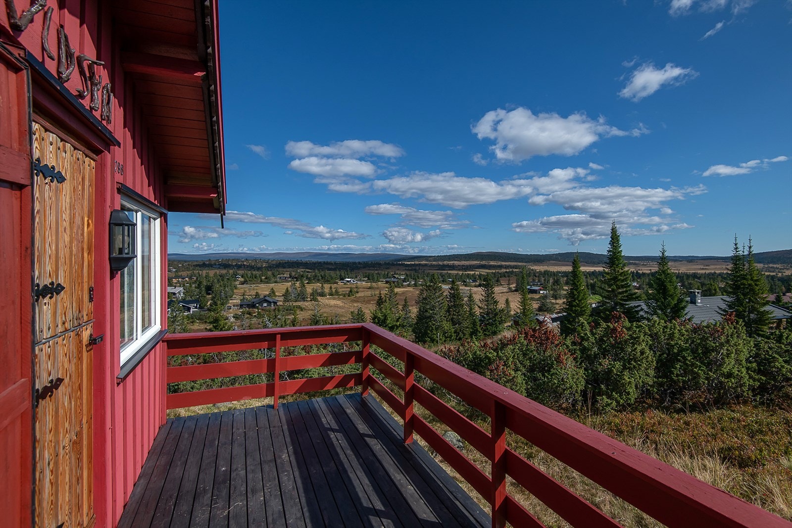 Liten, åpen terrasse ved inngangsparti. Her kan du nyte ettermiddagssola. Galleribilde