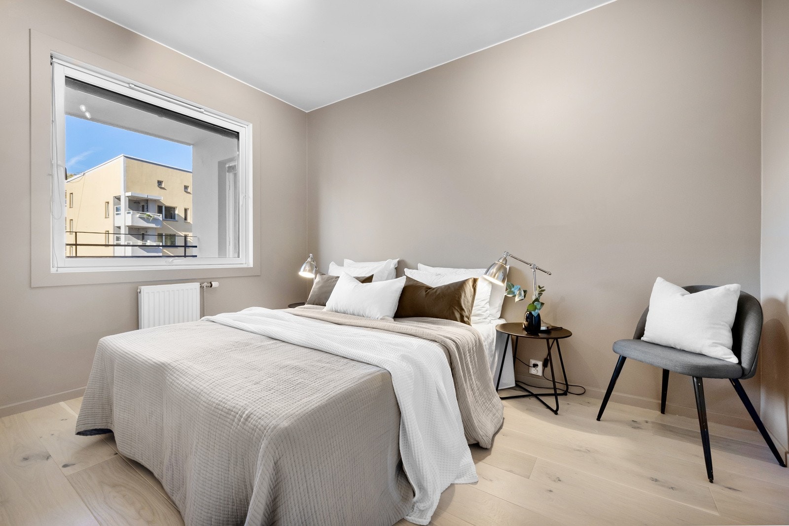 God plass til nattbord på begge sider av sengen. Galleribilde