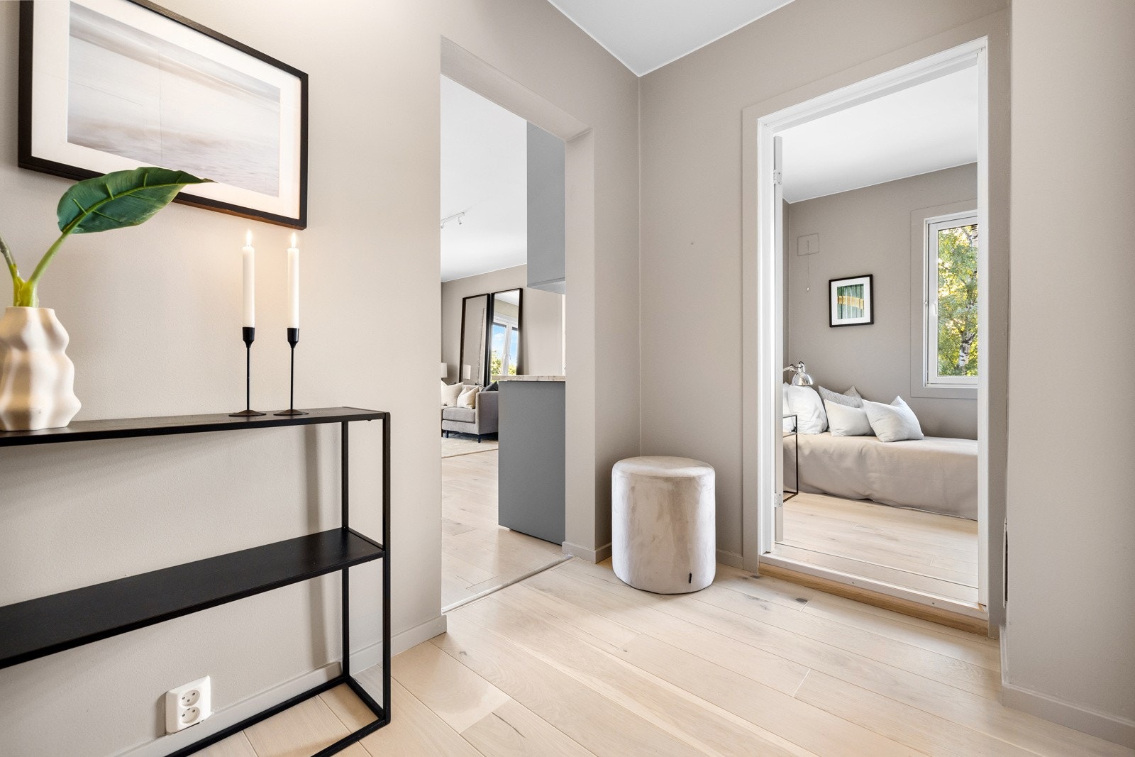 Fra entréen er det adkomst til samtlige rom i leiligheten. Galleribilde