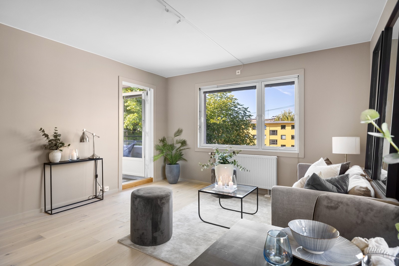 Alle overflater er nymalte og det er lagt hvitpigmentert en-stavs eikeparkett. Galleribilde