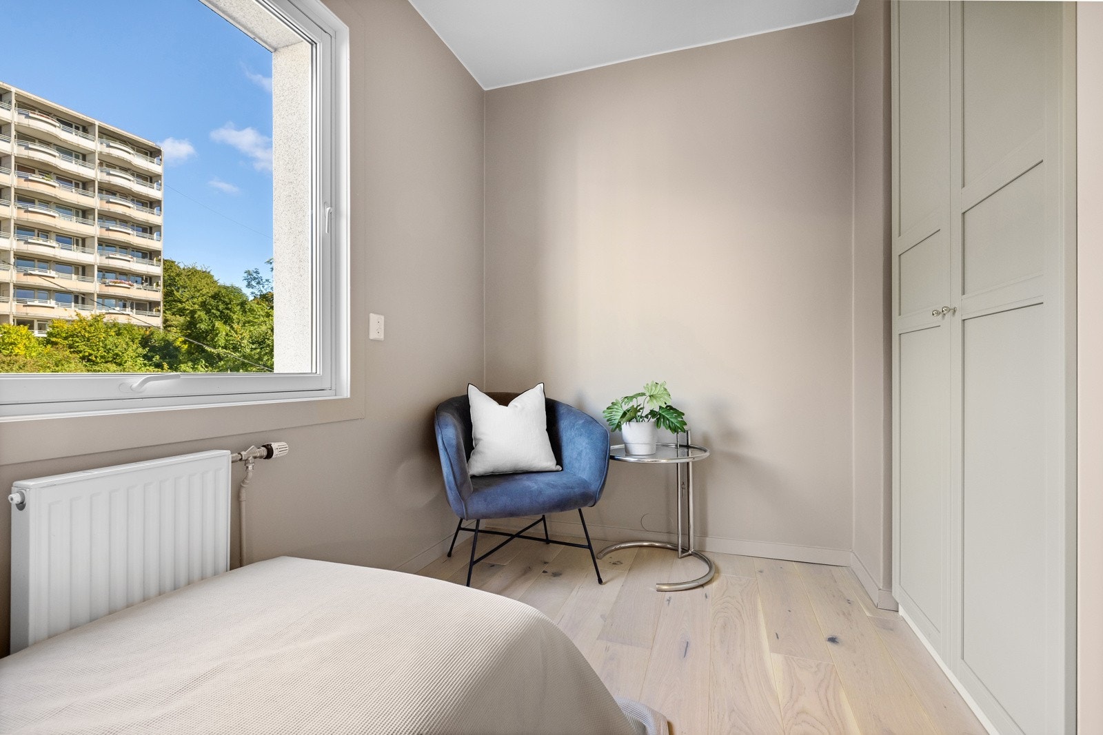 Gode oppbevaringsløsninger også på dette soverommet. Galleribilde