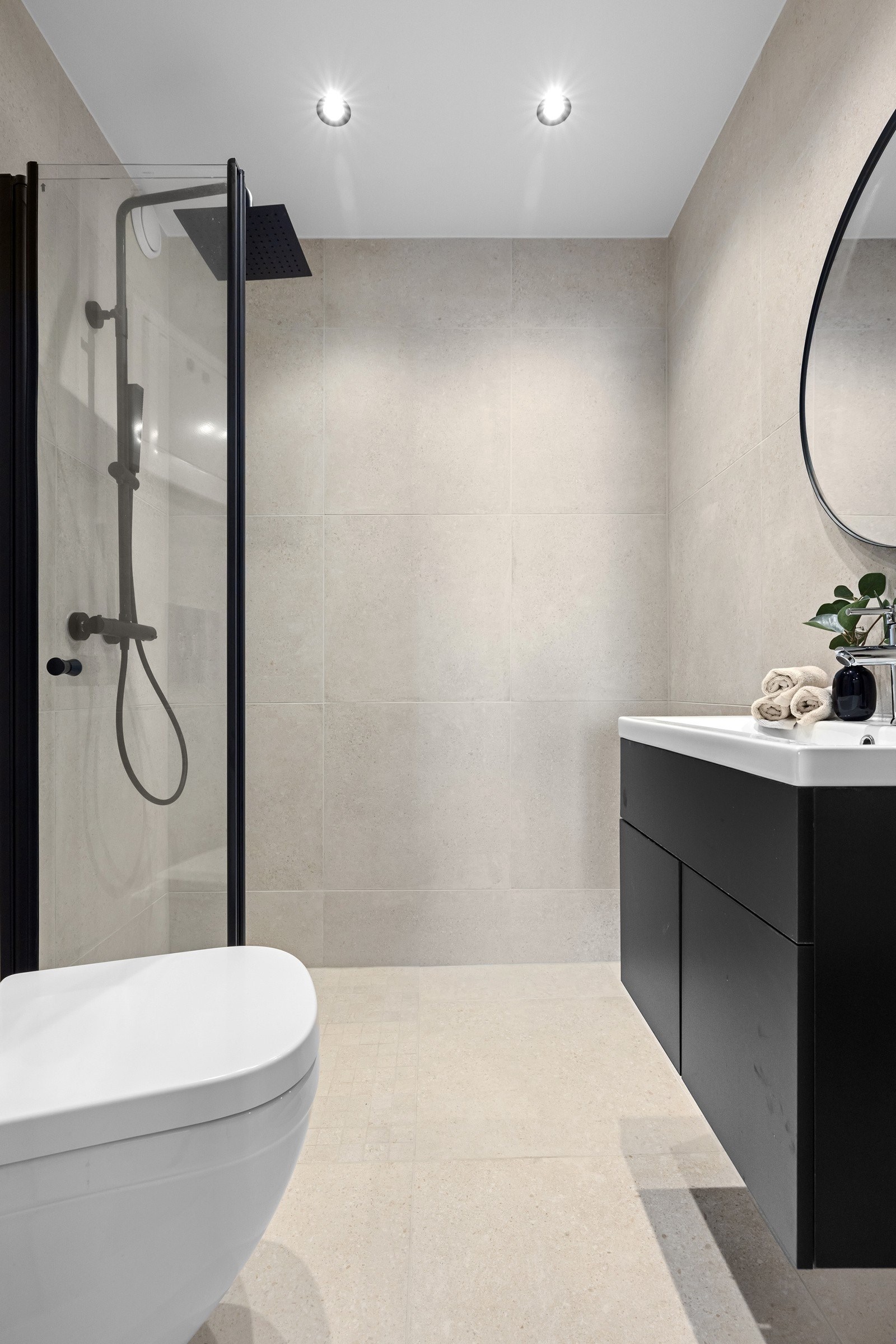 Lekkert baderom oppusset i 2022 med italienske porcellenato fliser fra Castelvetro. Galleribilde