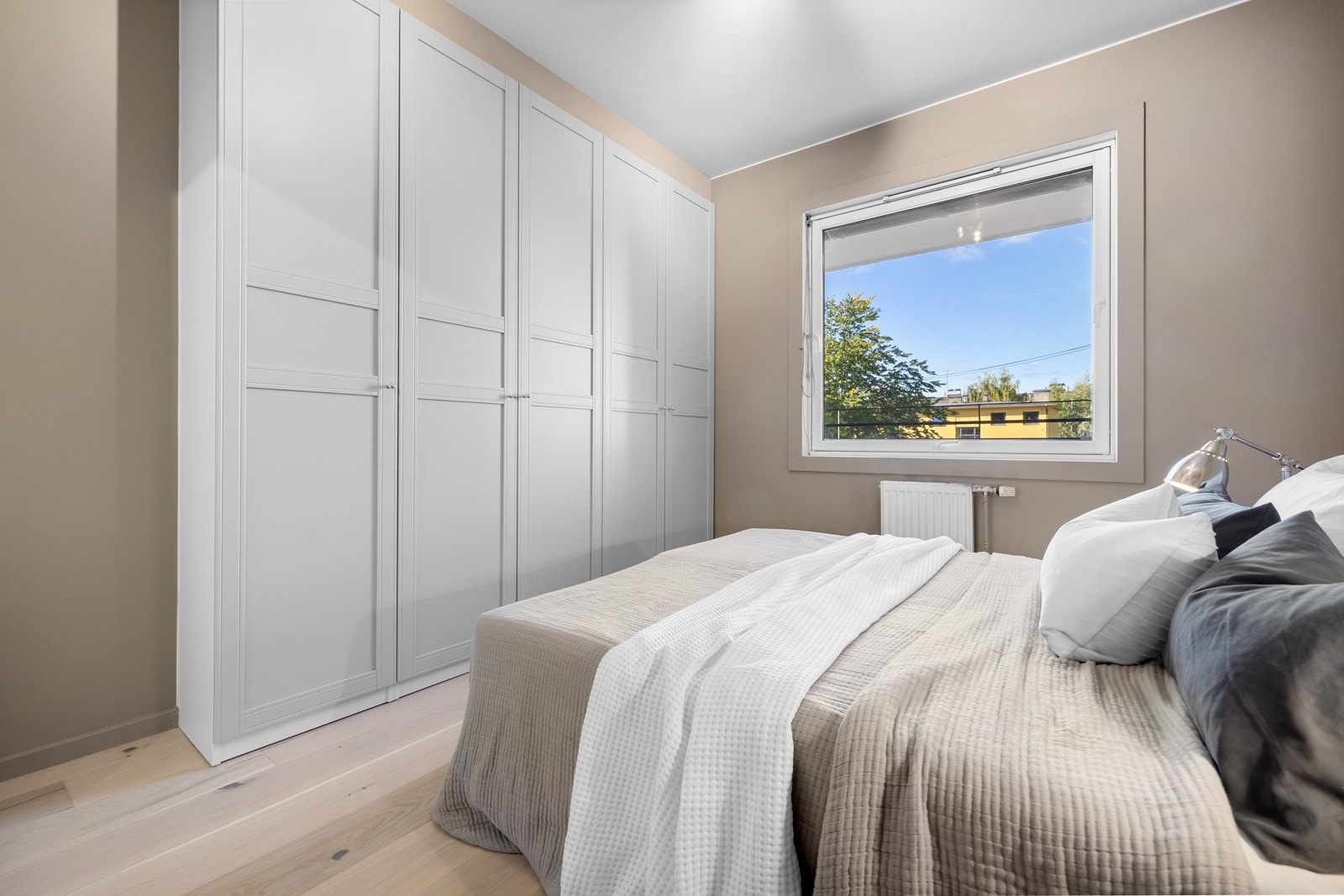 Snekkertilpassede, takhøye garderobeskap. Galleribilde