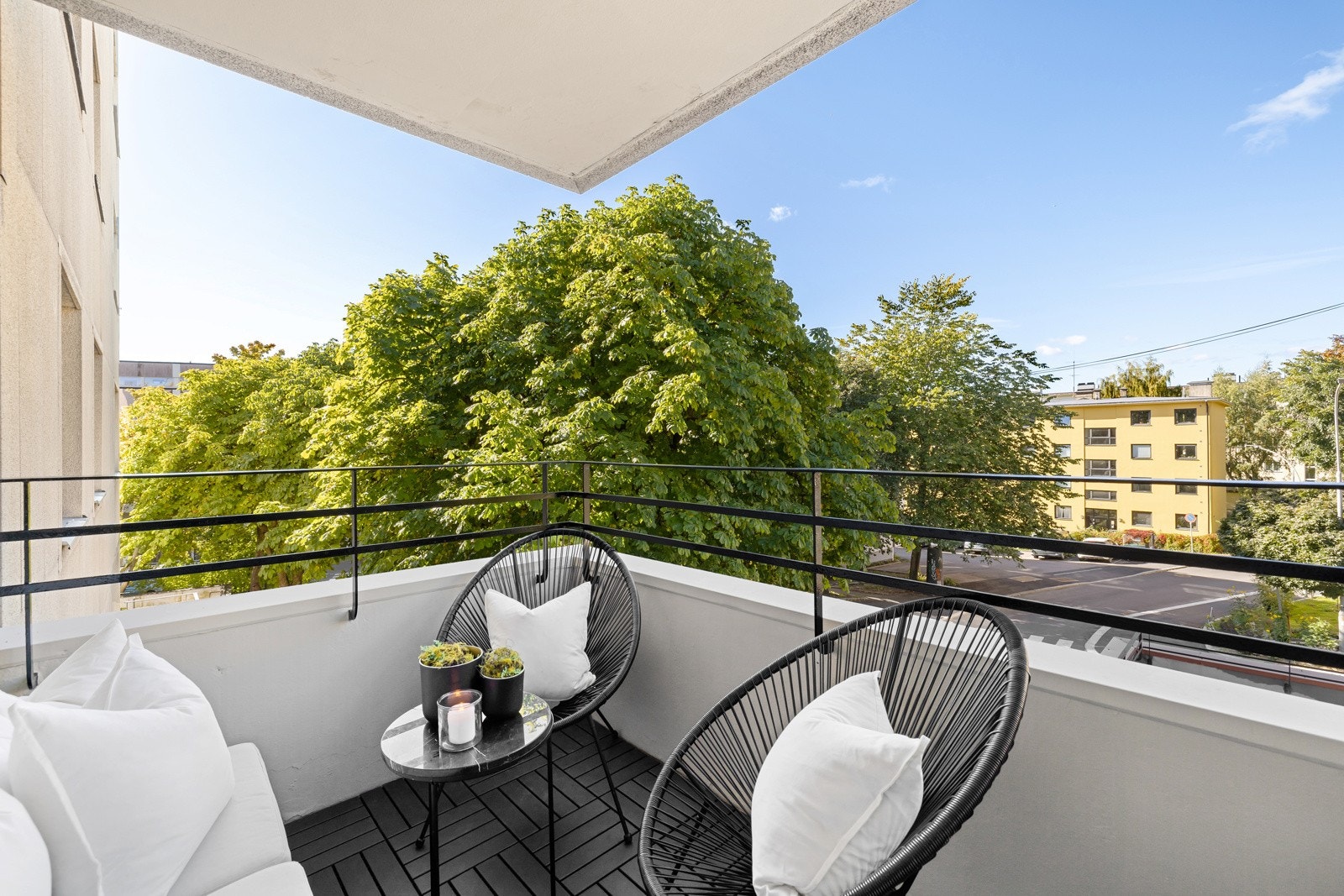 Herlig, solrik balkong på ca. 5 kvm. Her får du deilig ettermiddagssol. Galleribilde