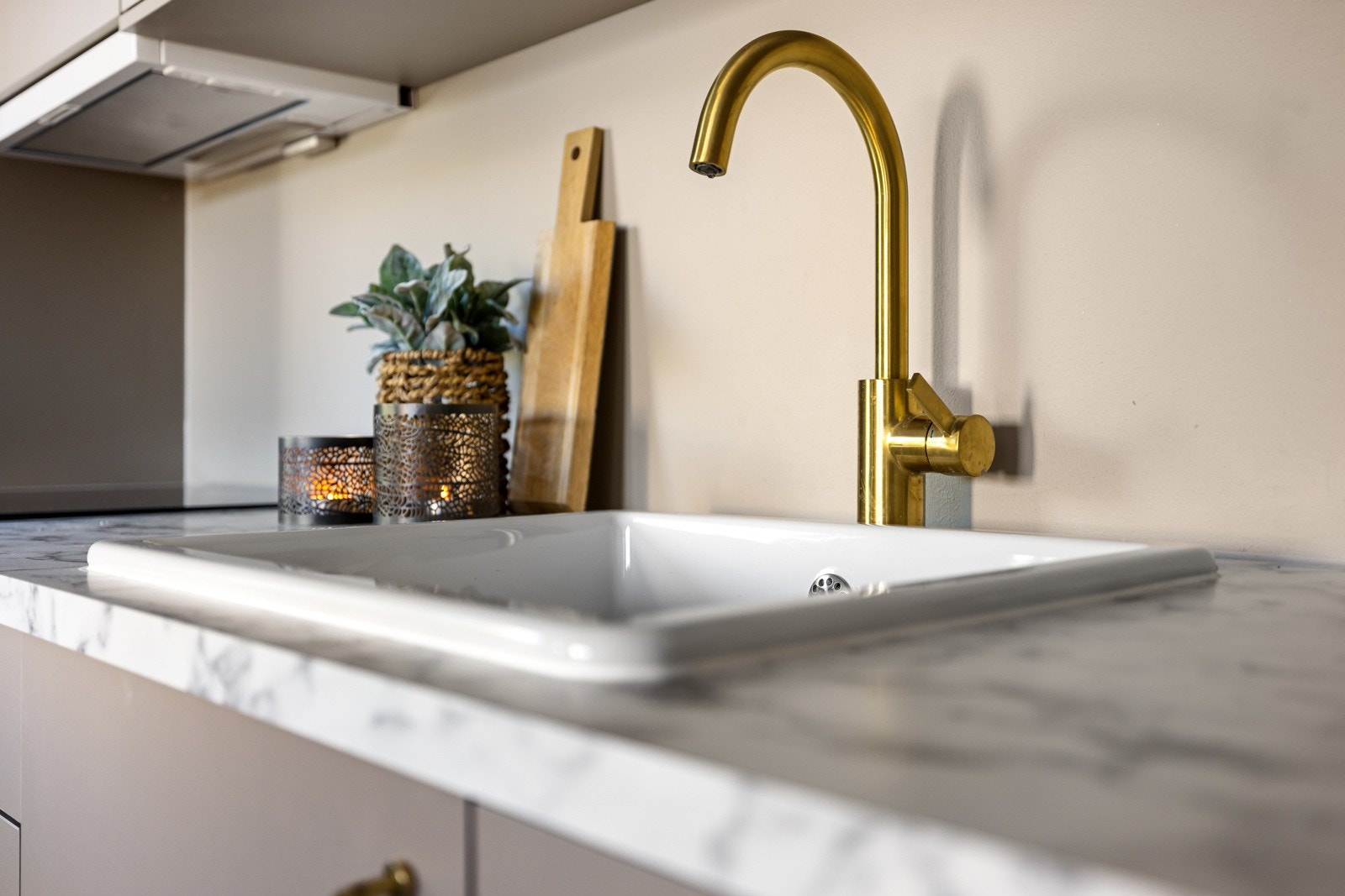 Stilig benkeplate med marmor-mønster og messingdetaljer. Galleribilde