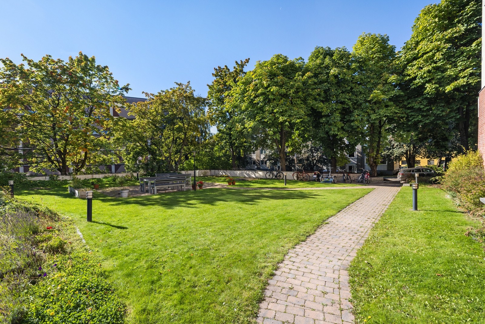 Her er det mulighet for grilling og sykkelparkering på sommerstid. Det er også eget rom til vinterlagring av sykler i kjelleren. Galleribilde