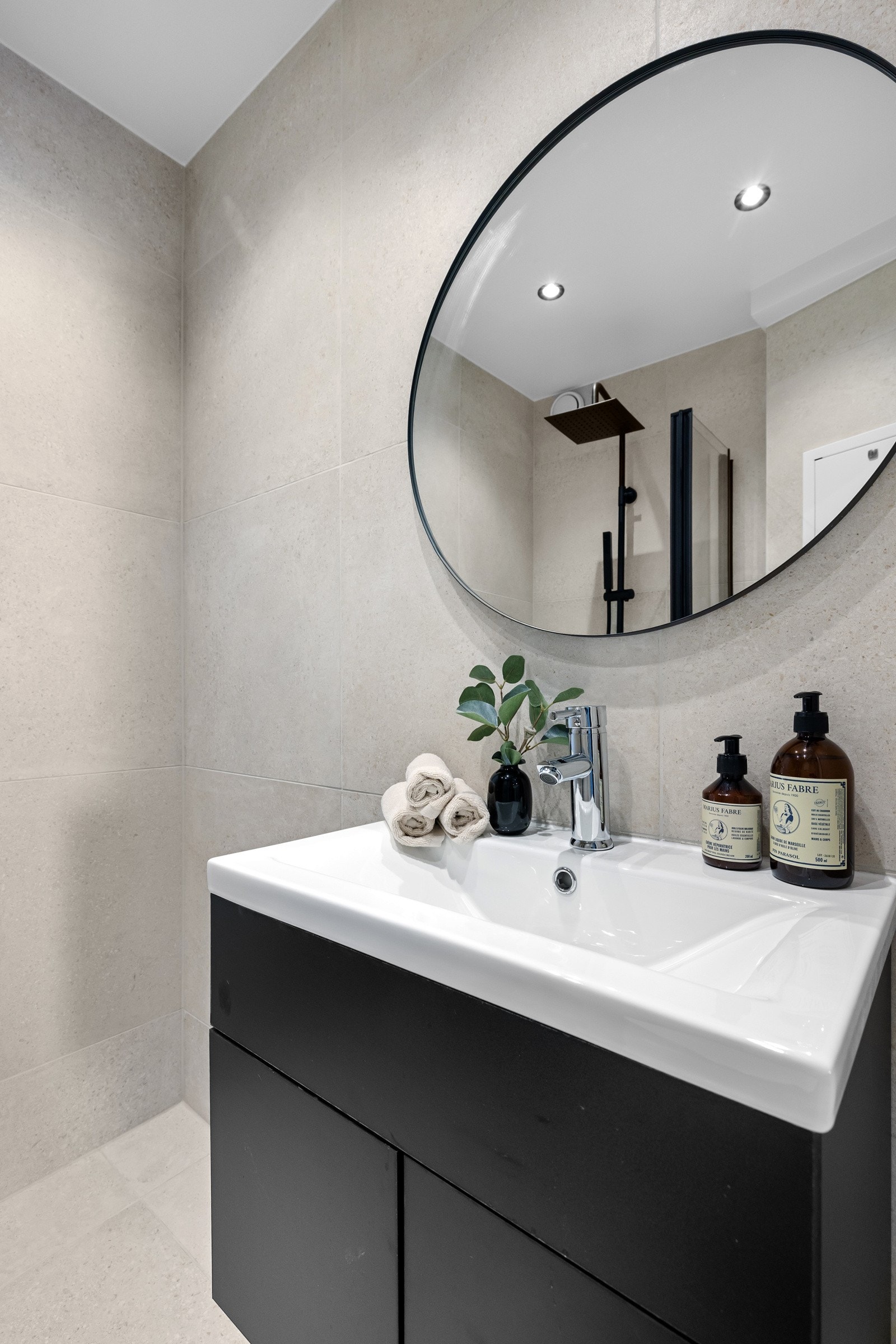 Servantinnredning og garnityrer i sort utførelse. Galleribilde