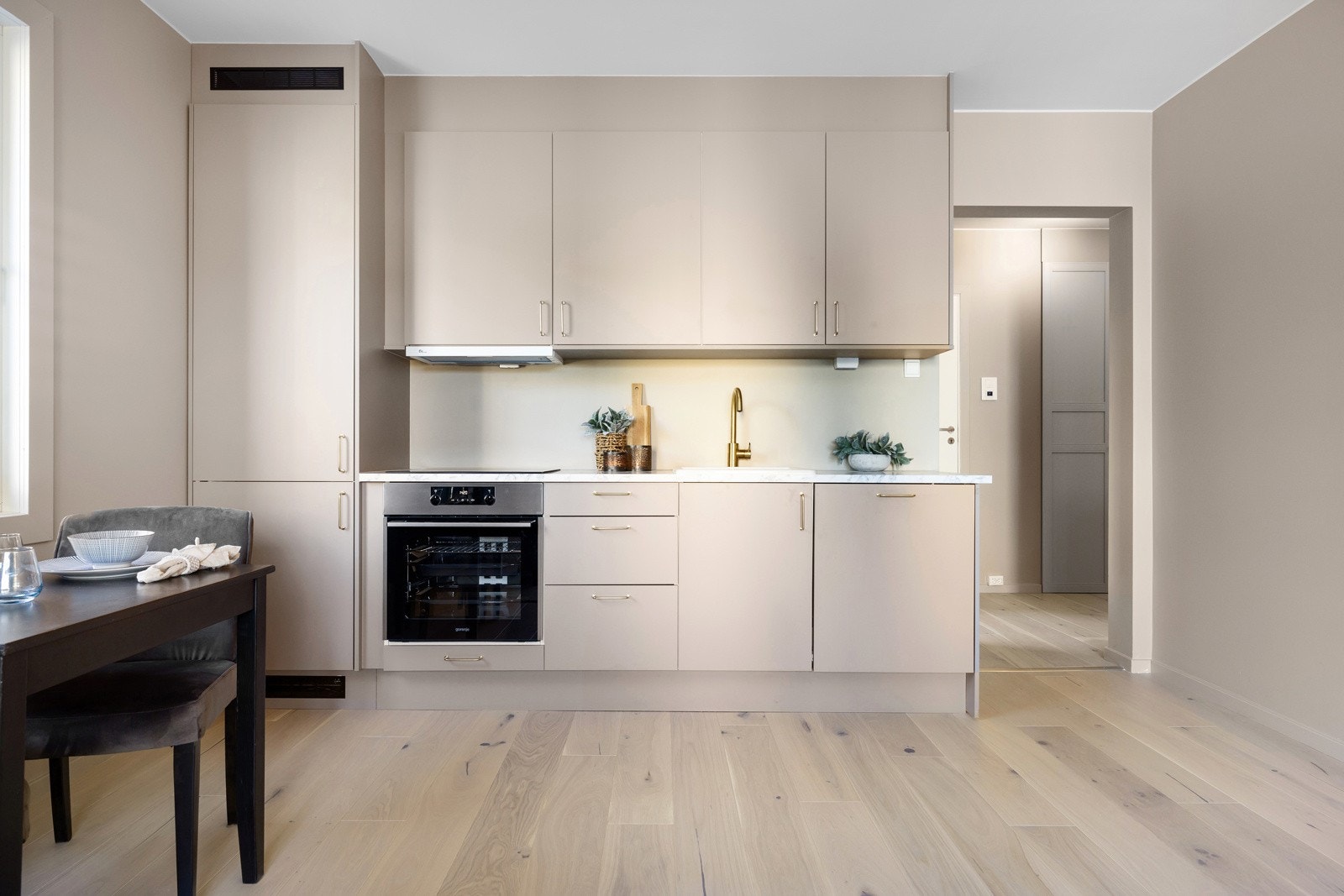 Det er integrert kjøl/frys, stekeovn, platetopp og full size oppvaskmaskin. Galleribilde