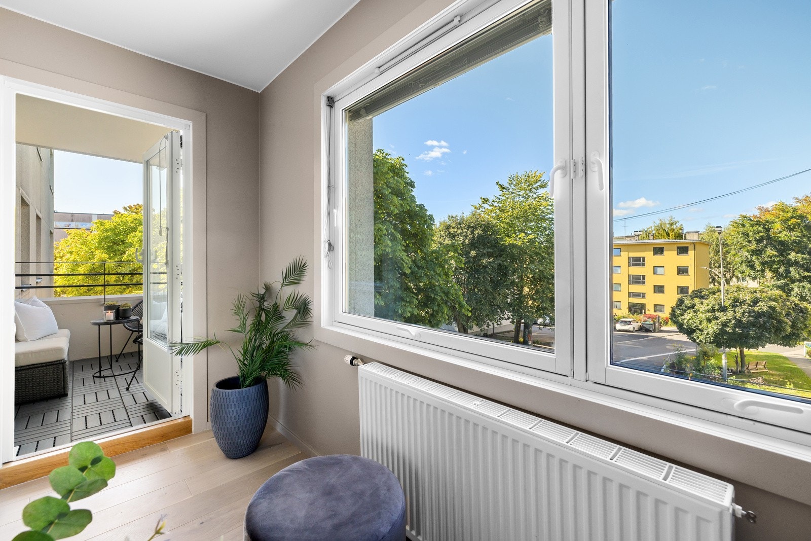 Fra stuen er det direkte utgang til balkongen. Galleribilde