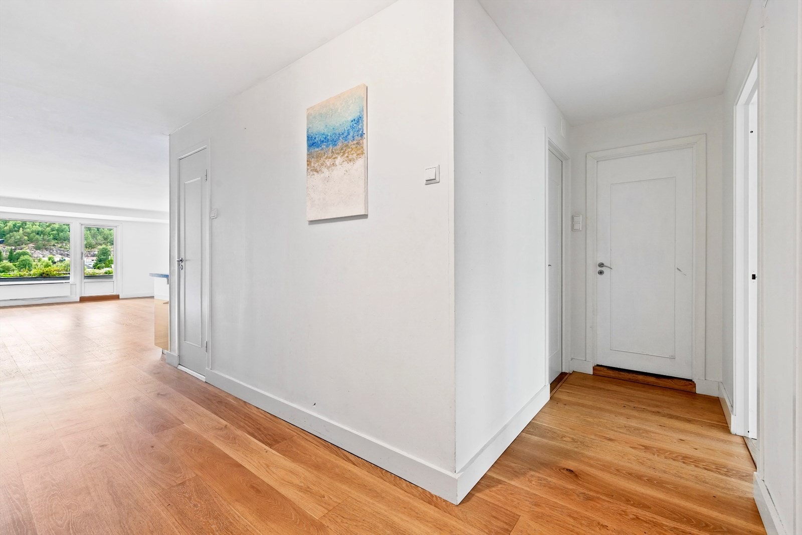 Romslig entré med god plass til oppbevaring av sko og jakker. Det er praktisk garderoberom/walk in closet i tilknytning til entré. Galleribilde
