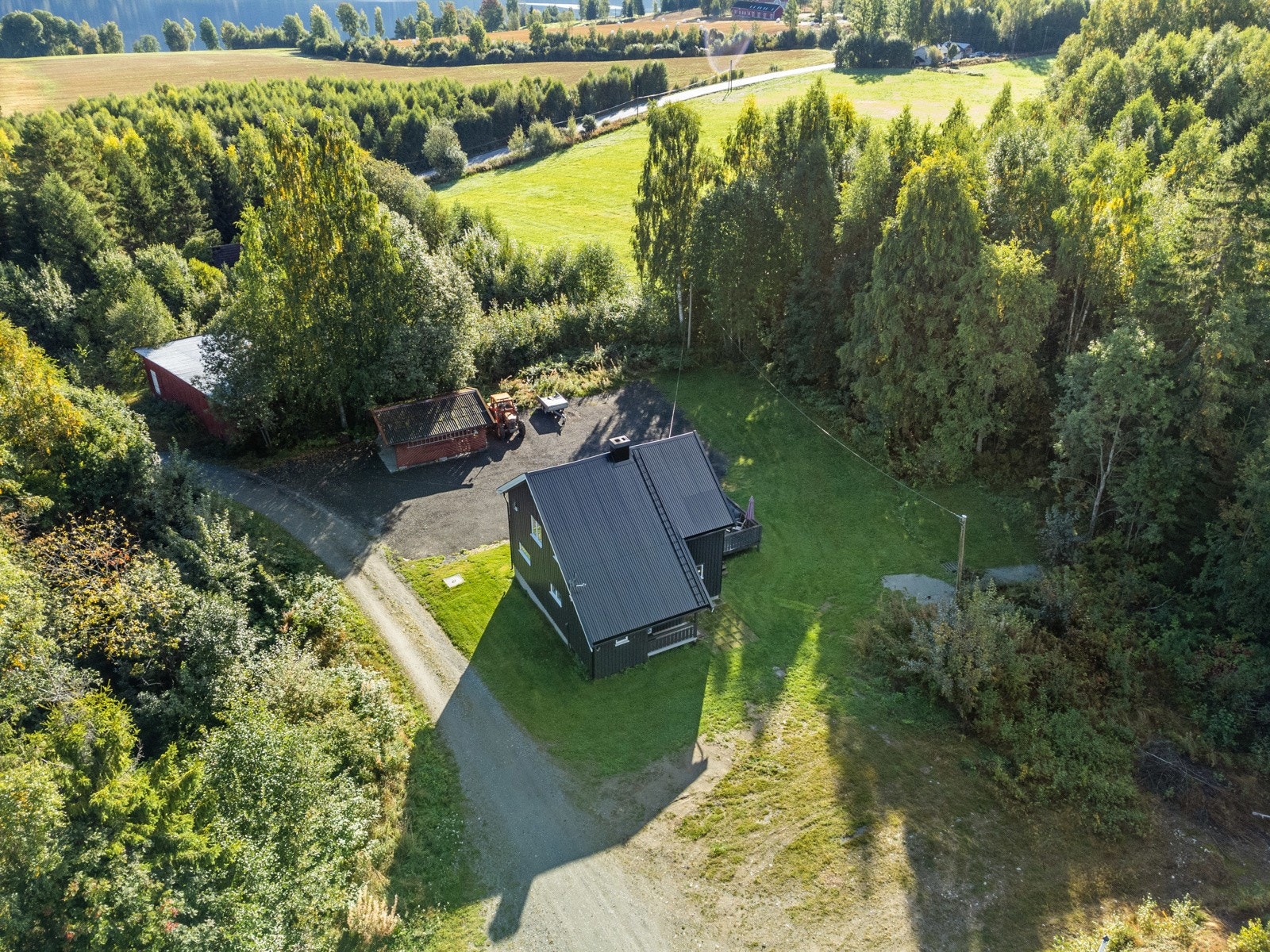 Det er også kort veg til Veståsen, hvor det også er mange fine fiskevann, og turmuligheter, og til Fjorda som er et eldorado for kanopadling og friluftsliv. Galleribilde