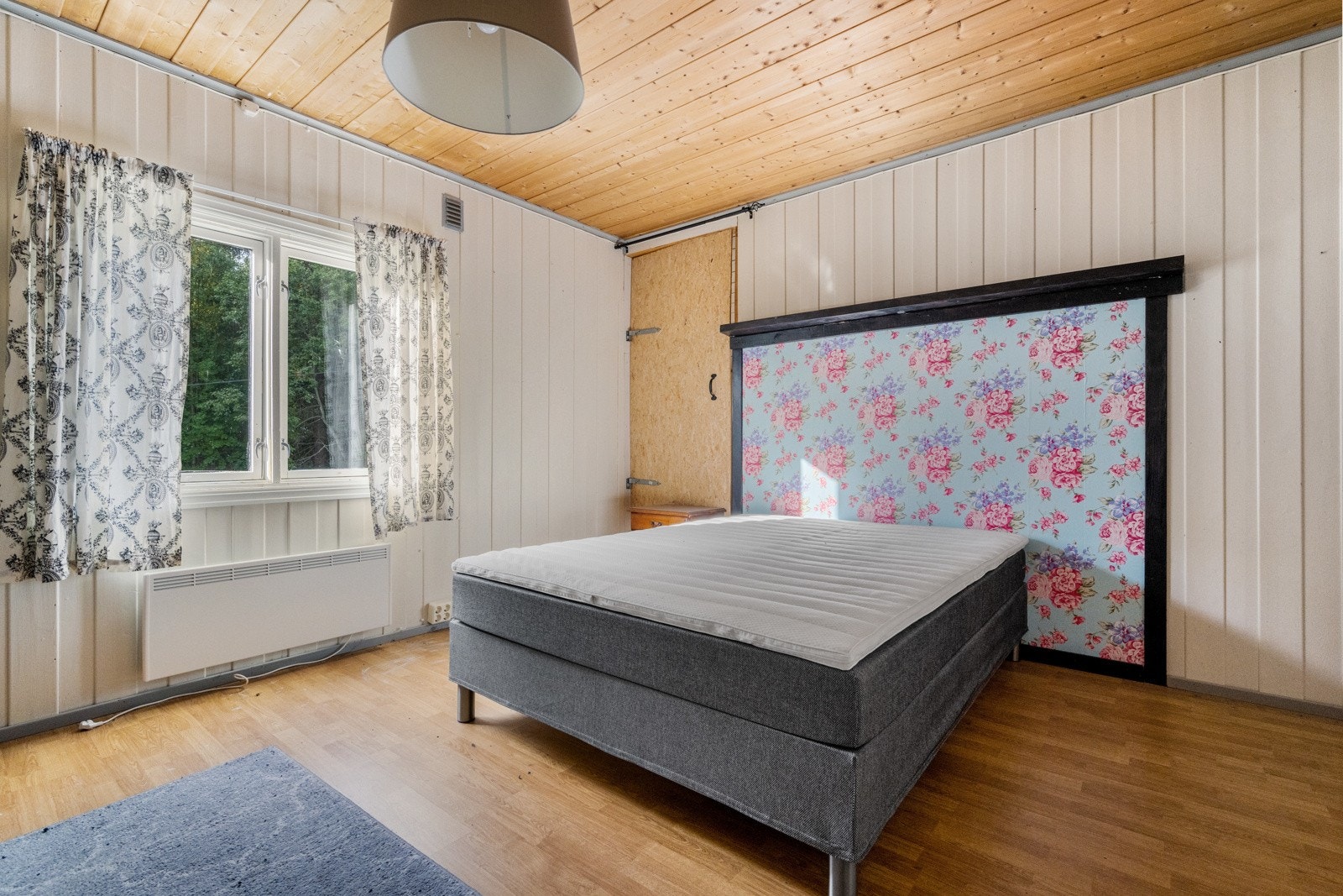 I 2.etg er det 2 soverom og gang. Galleribilde
