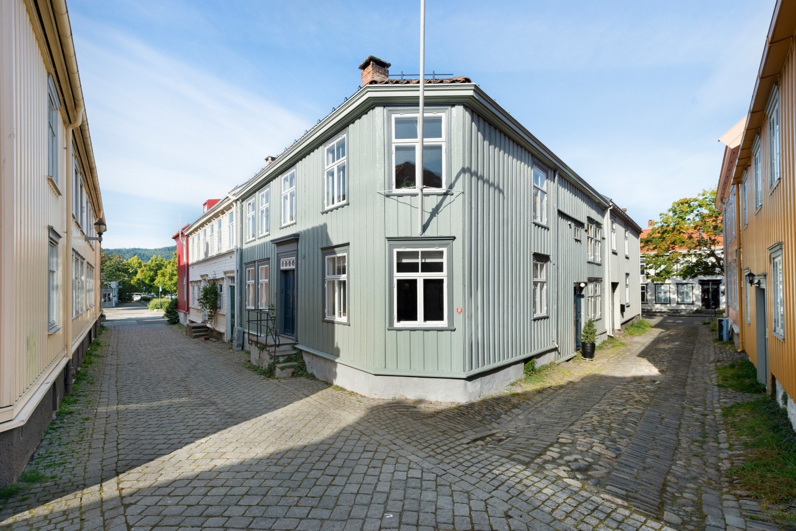 Velkommen til Holstveita 16, en meget velholdt og sjarmerende eiendom midt i Trondheim sentrum. Galleribilde