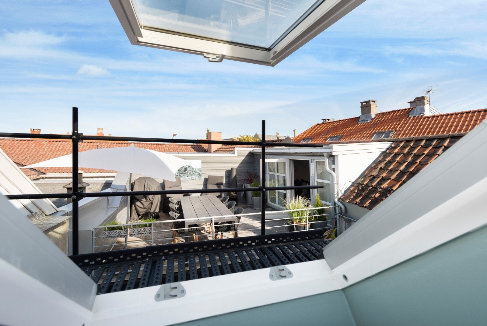 Det er etablert rømning fra soverommet gjennom stort takvindu og over på stålbro som tar deg til takterrassen. Galleribilde
