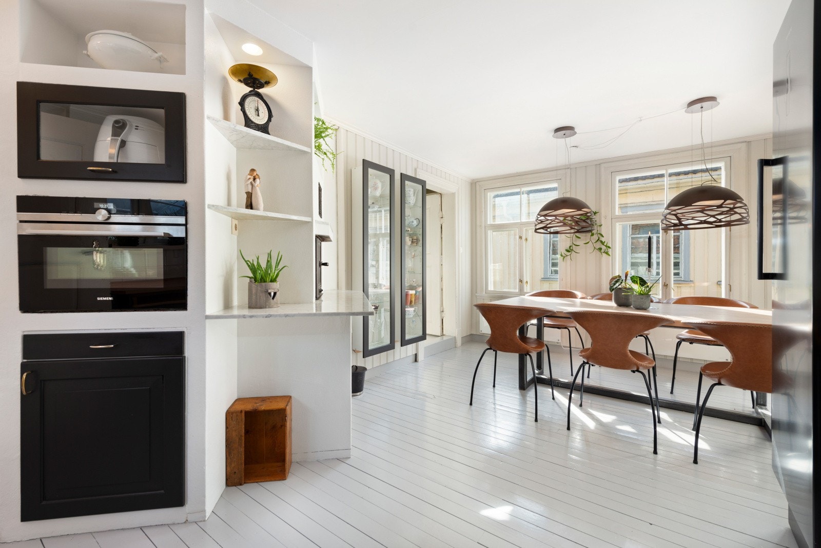 Velkommen til kjøkkenet i hoveddelens 2 etasje, et flott rom med herlig atmosfære. Galleribilde