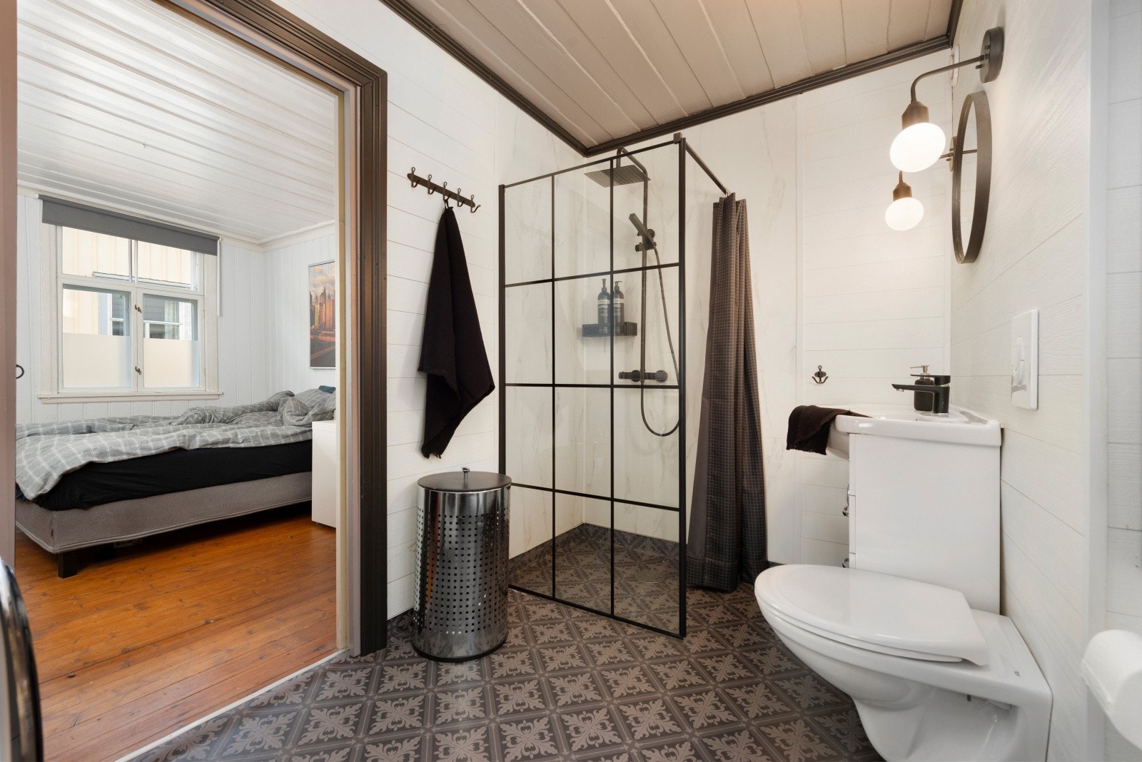 Det er opplegg for vaskemaskin på badet. Galleribilde