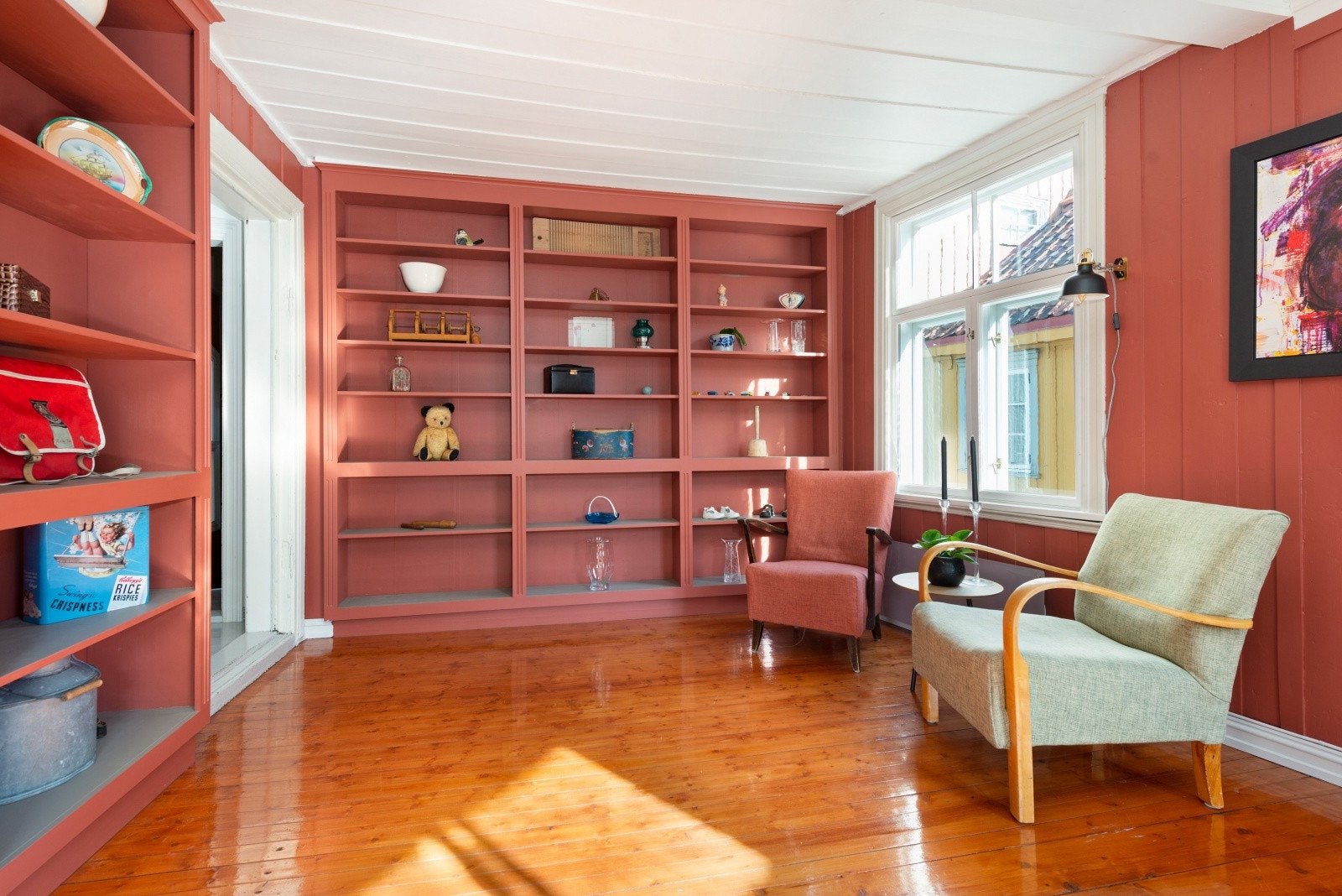 Kjempe fine plassbygde hyller som kan fylles med bøker eller lignende. Galleribilde