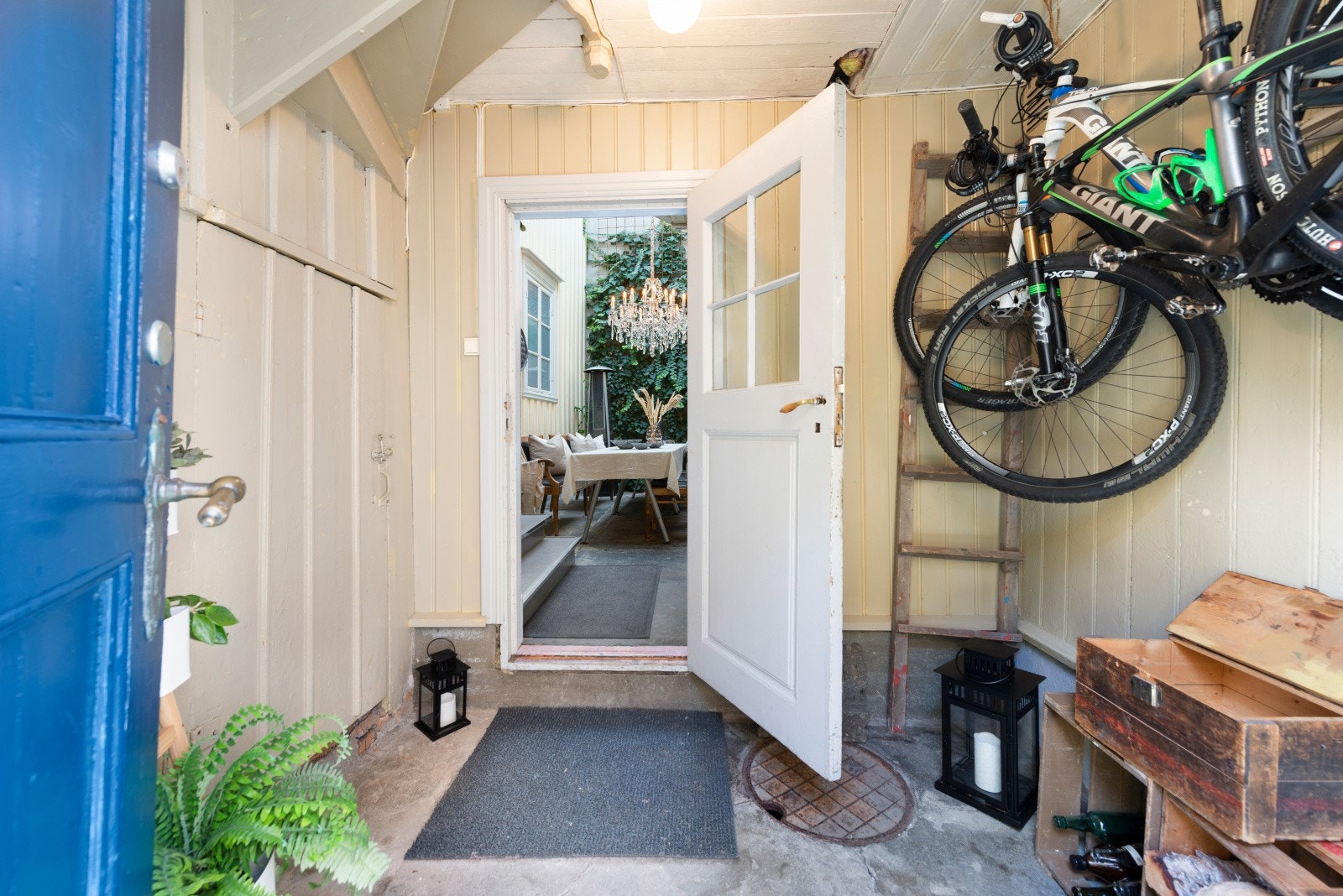 Sjarmerende portrom som tar gjester rett inn i den herlige bakgården. Galleribilde