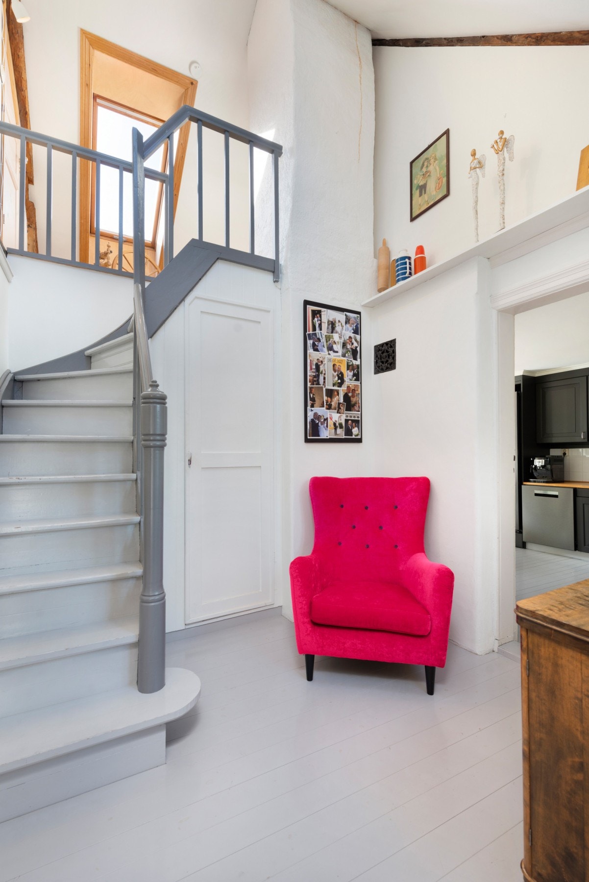 Utrolig sjarmerende trappegang midt i husets 2 etasje, denne tar deg opp til loft med soverom og lagring. Galleribilde