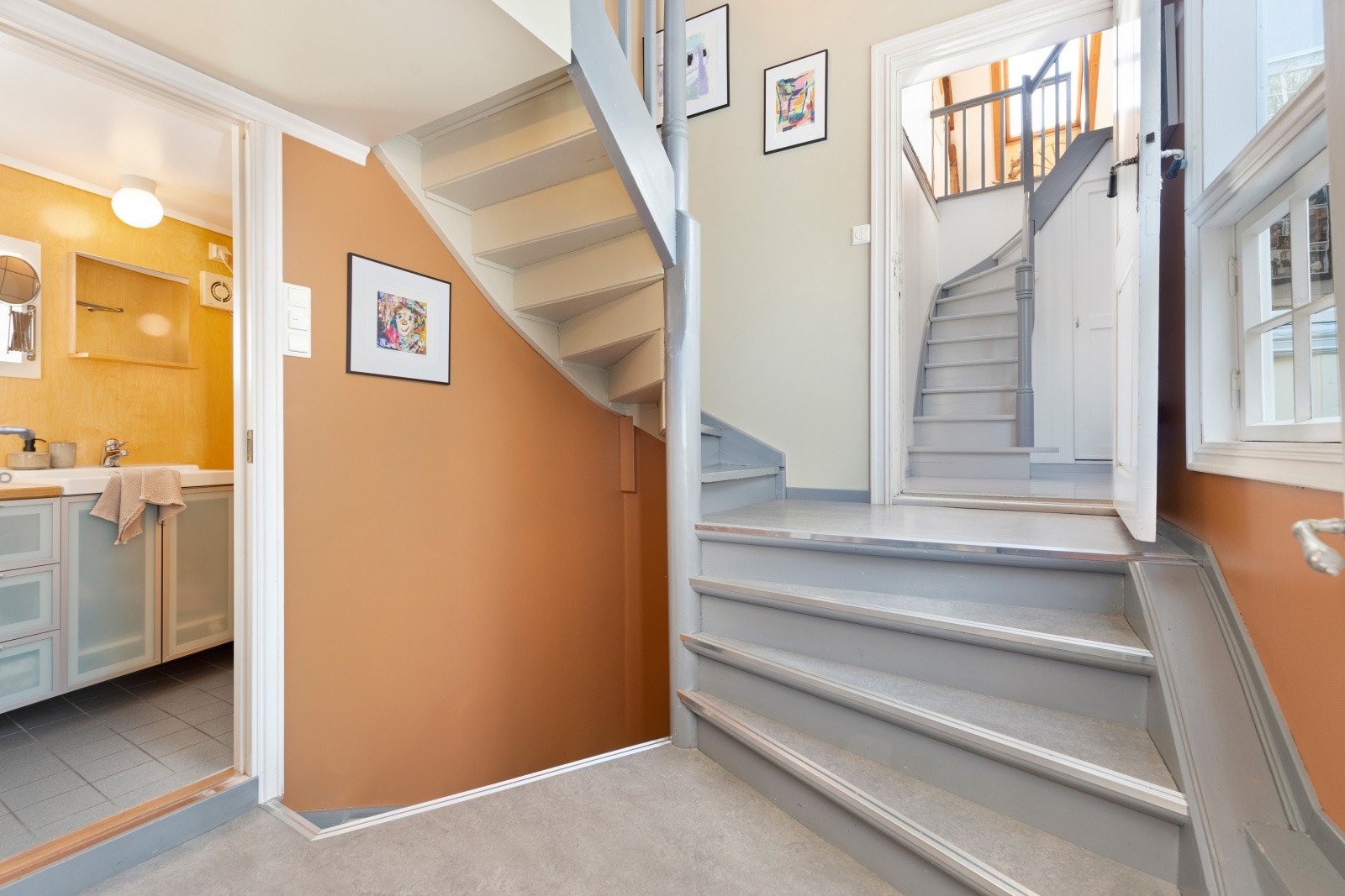 Trappegang som tar deg til de forskjellige nivåene i huset. Galleribilde