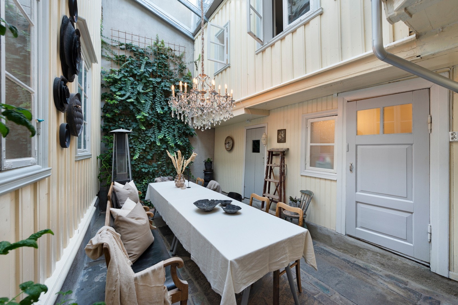 Innglasset bakgård Galleribilde