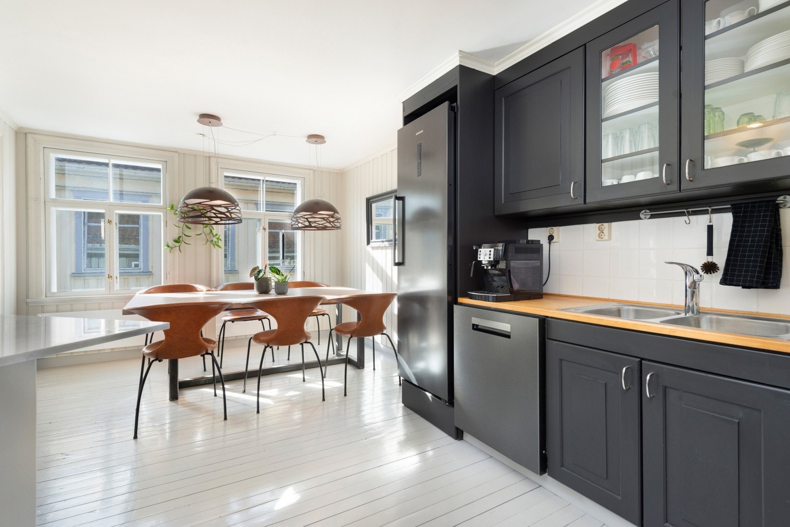 Store vinduer sørger for masse naturlig lys inn i rommet Galleribilde