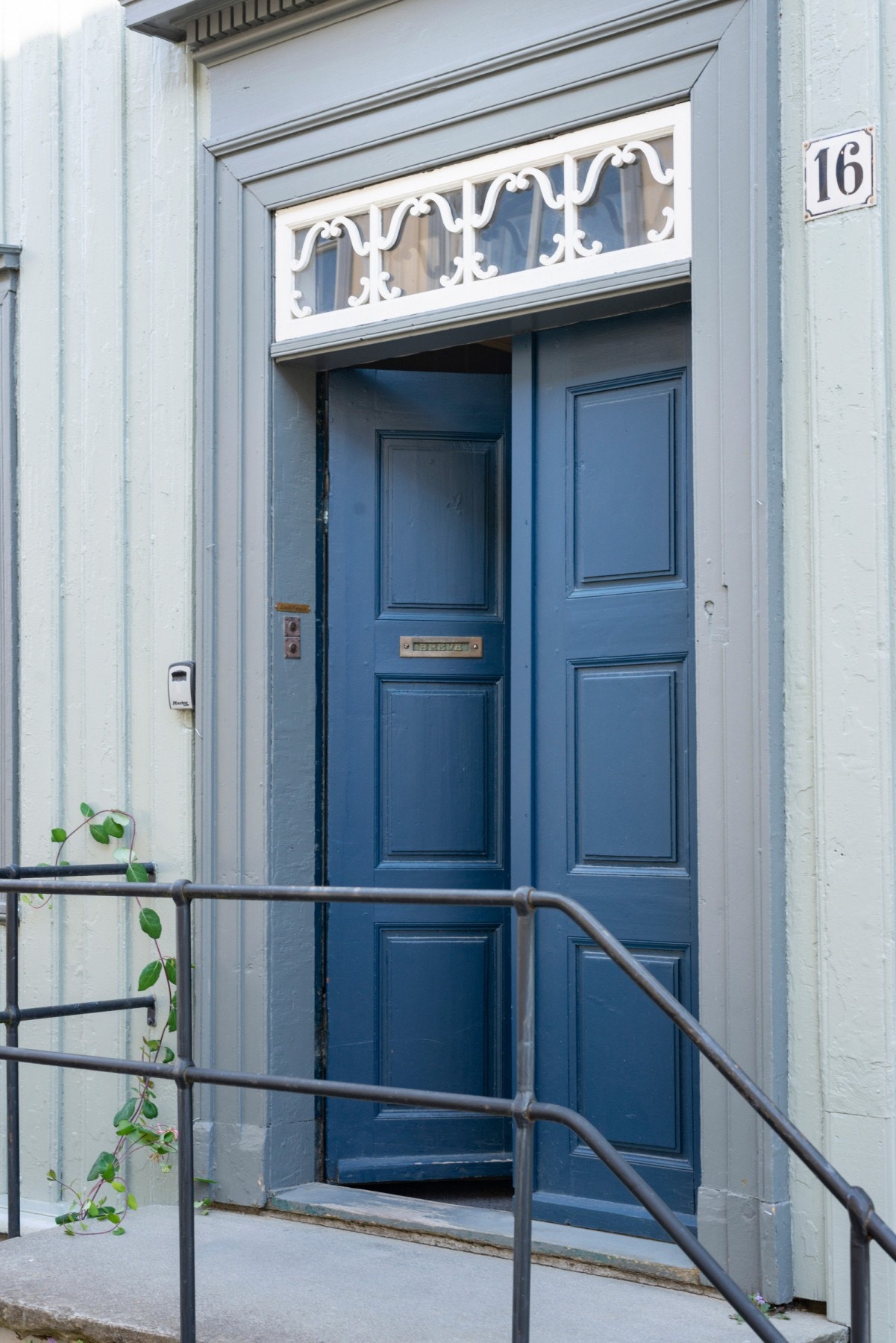 Det sjarmerende inngangspartiet i Holstveita. Dobbeltdør inn i romslig trapperom. Galleribilde