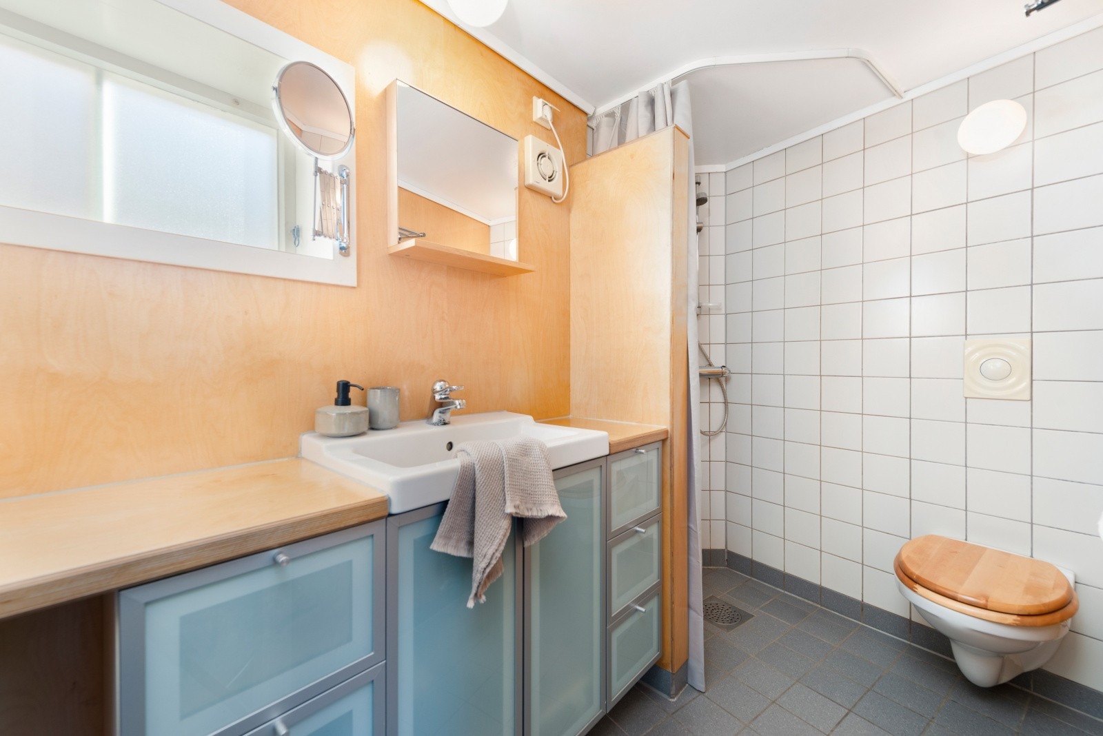 Bad i 2 etasje, badet er 3 kvm. Galleribilde