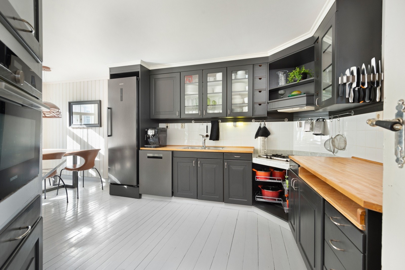 Romslig kjøkken hvor man har godt med skap- og benkeplass. Kjøkkenet har fått TG 1 av takstmann. Galleribilde