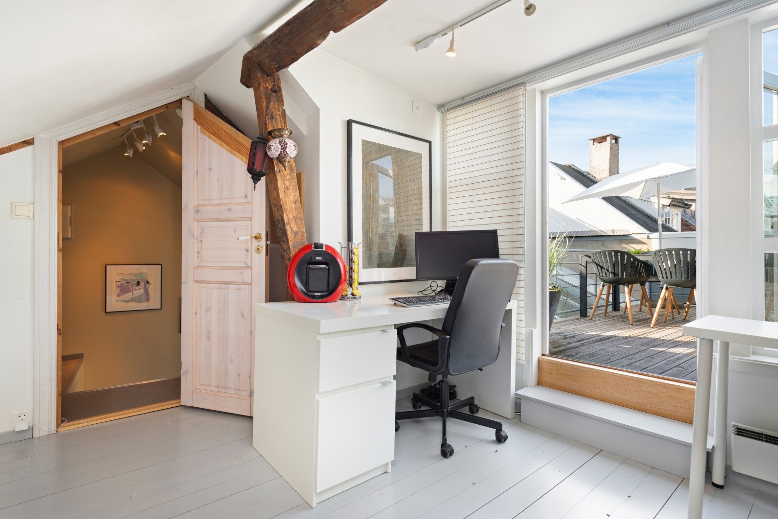 Soverommet på loftet brukes i dag som kontor, rommet er på 10,5 kvm og har utgang til den flotte takterrassen. Galleribilde