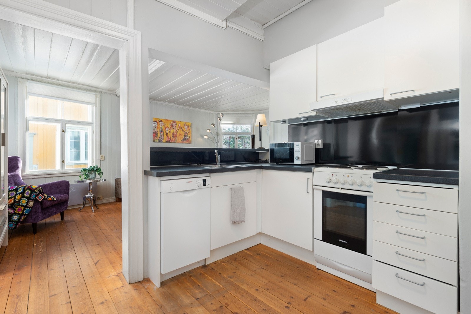 Godt utstyrt kjøkken midt i kjernen av leiligheten. Galleribilde