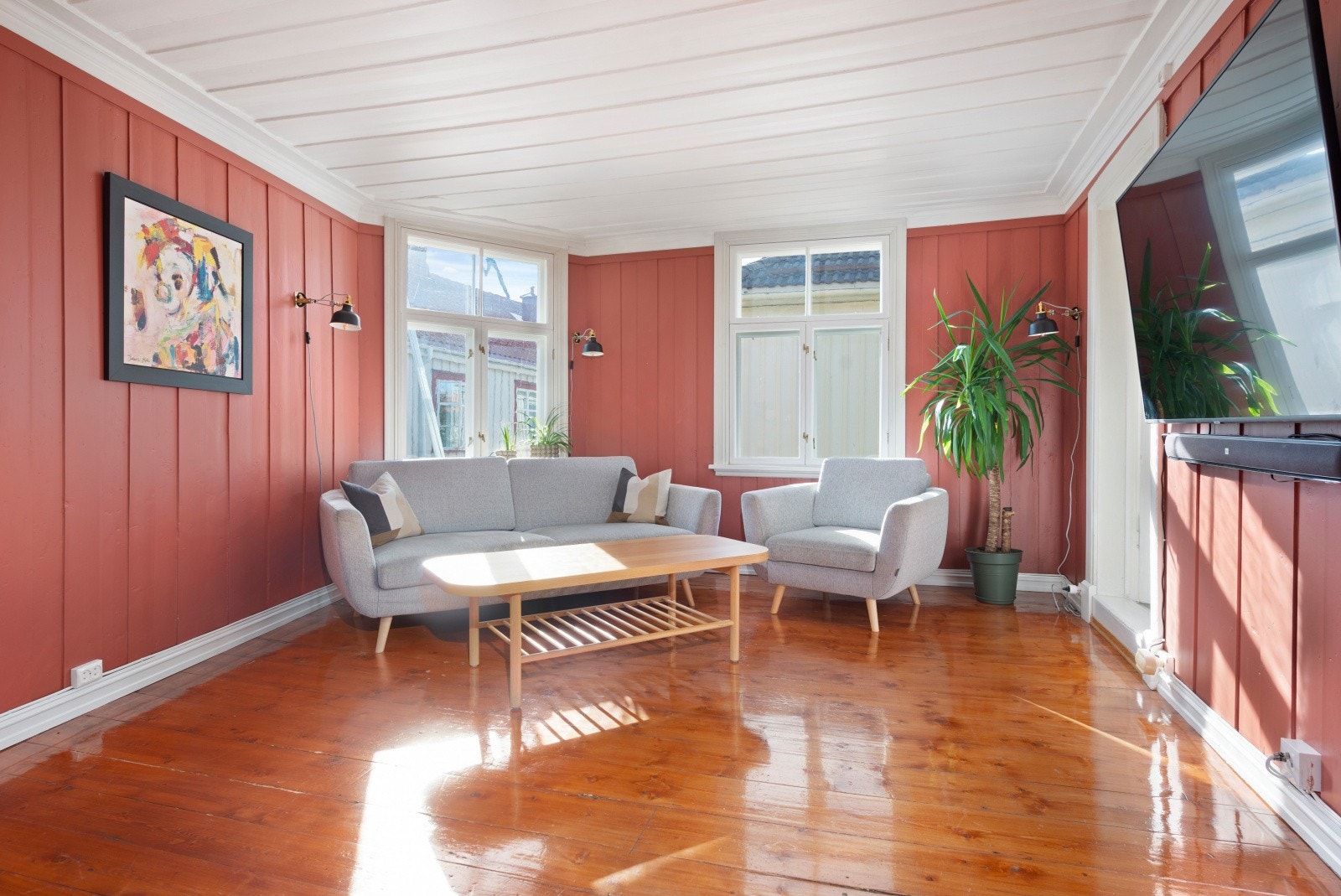 Flott stue med nydelig tregulv. I dette rommet finner man spor av historien til Holstveita 16. Galleribilde