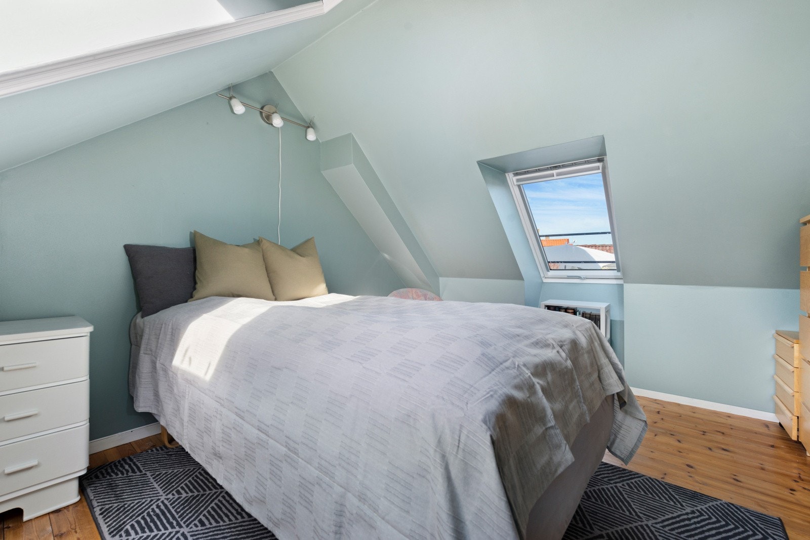 Soverom nr. 1 er på loftet, rommet er på 8 kvm. Galleribilde