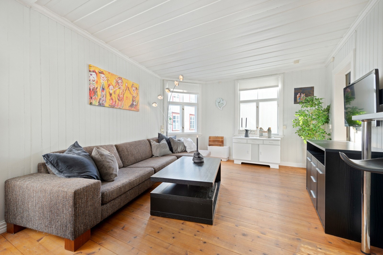 Flott stue på 20 kvm. Rommet har vinduer ut mot både Holstveita og Drillveita. Galleribilde