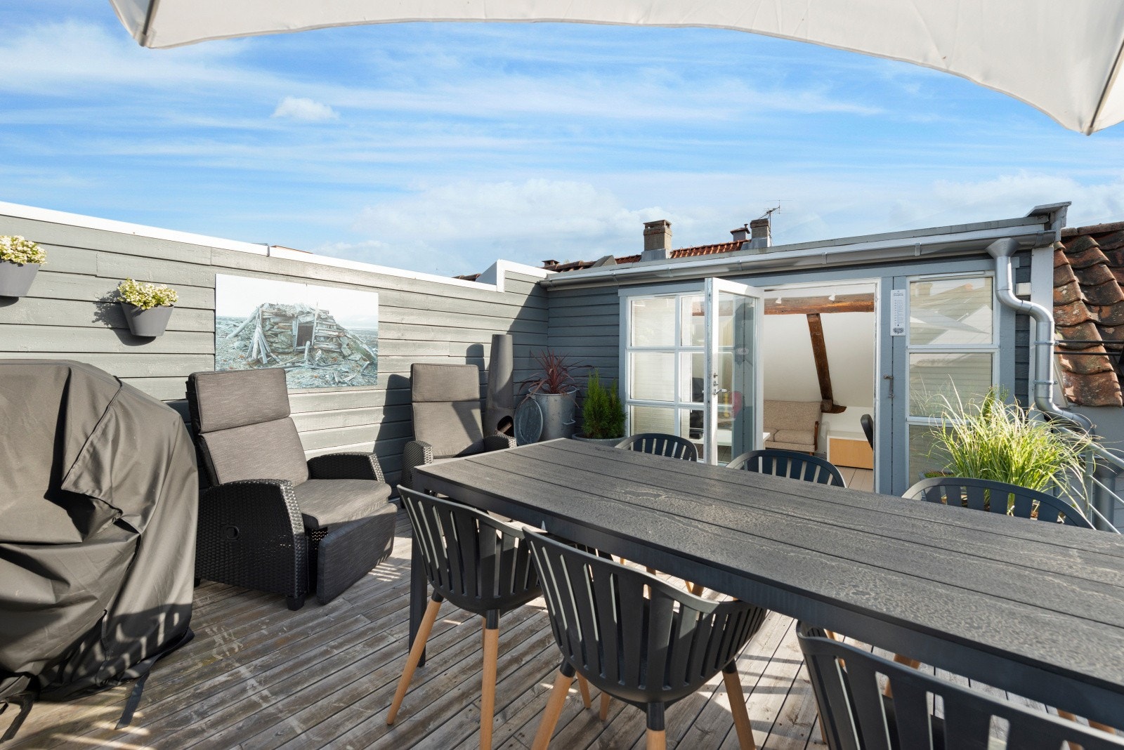 Herlig takterrasse hvor man har solen fra morgen til kveld gjennom hele sommeren. Galleribilde