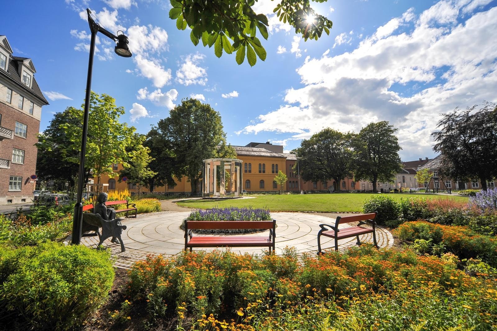 Flere hyggelige parker i umiddelbar nærhet til leiligheten. Dette er Museumsplassen. Galleribilde