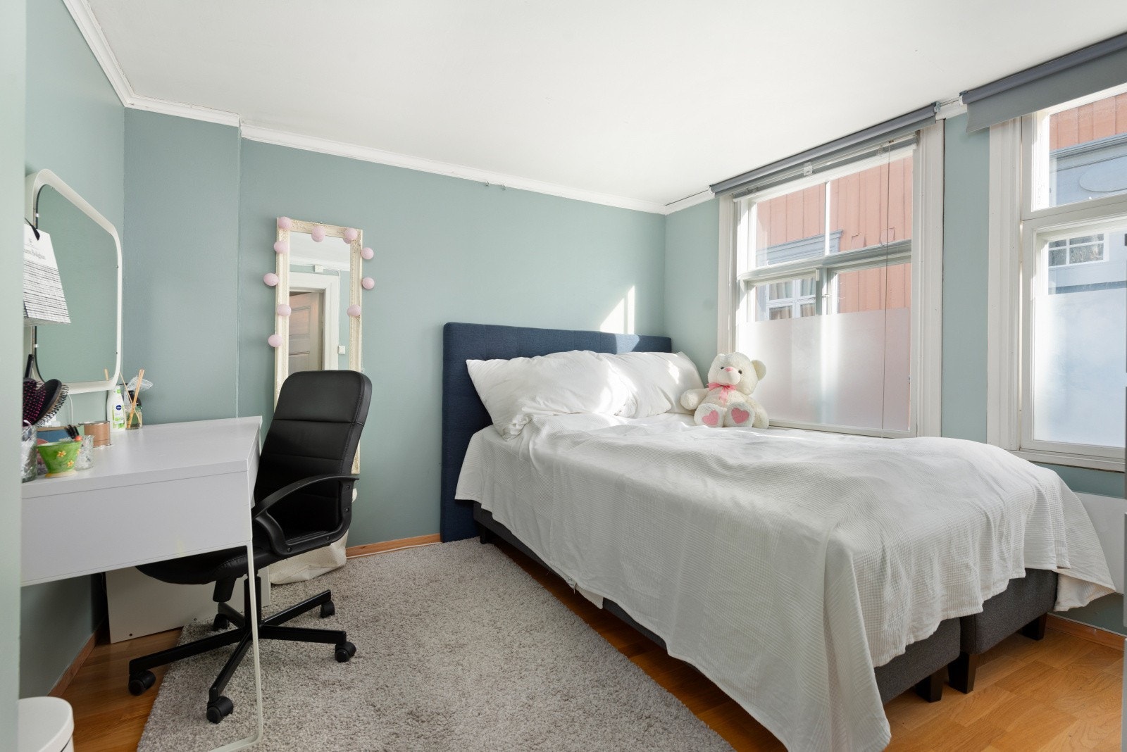 Soverom nr. 4 ligger i husets 1. etasje og vender ut mot Drillveita. Rommet er på 10 kvm. Galleribilde